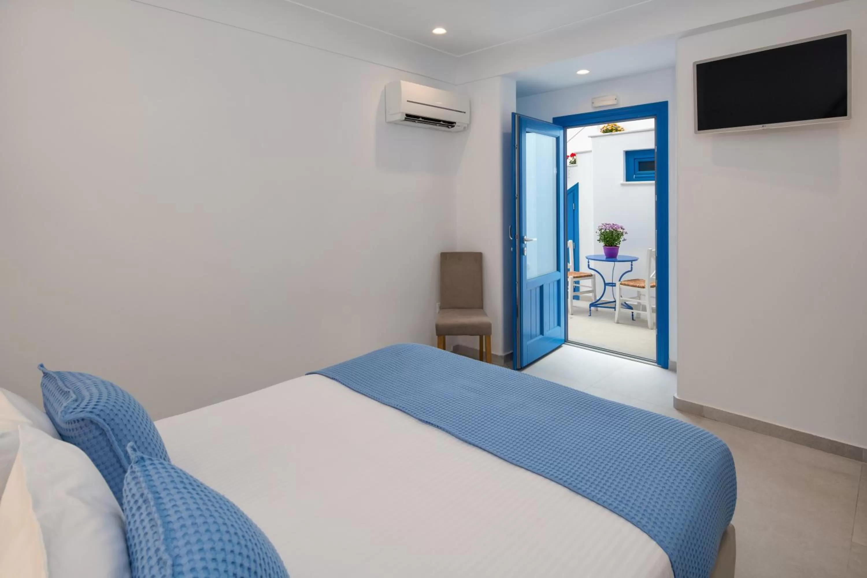 Photo of the whole room, Bed in City Break