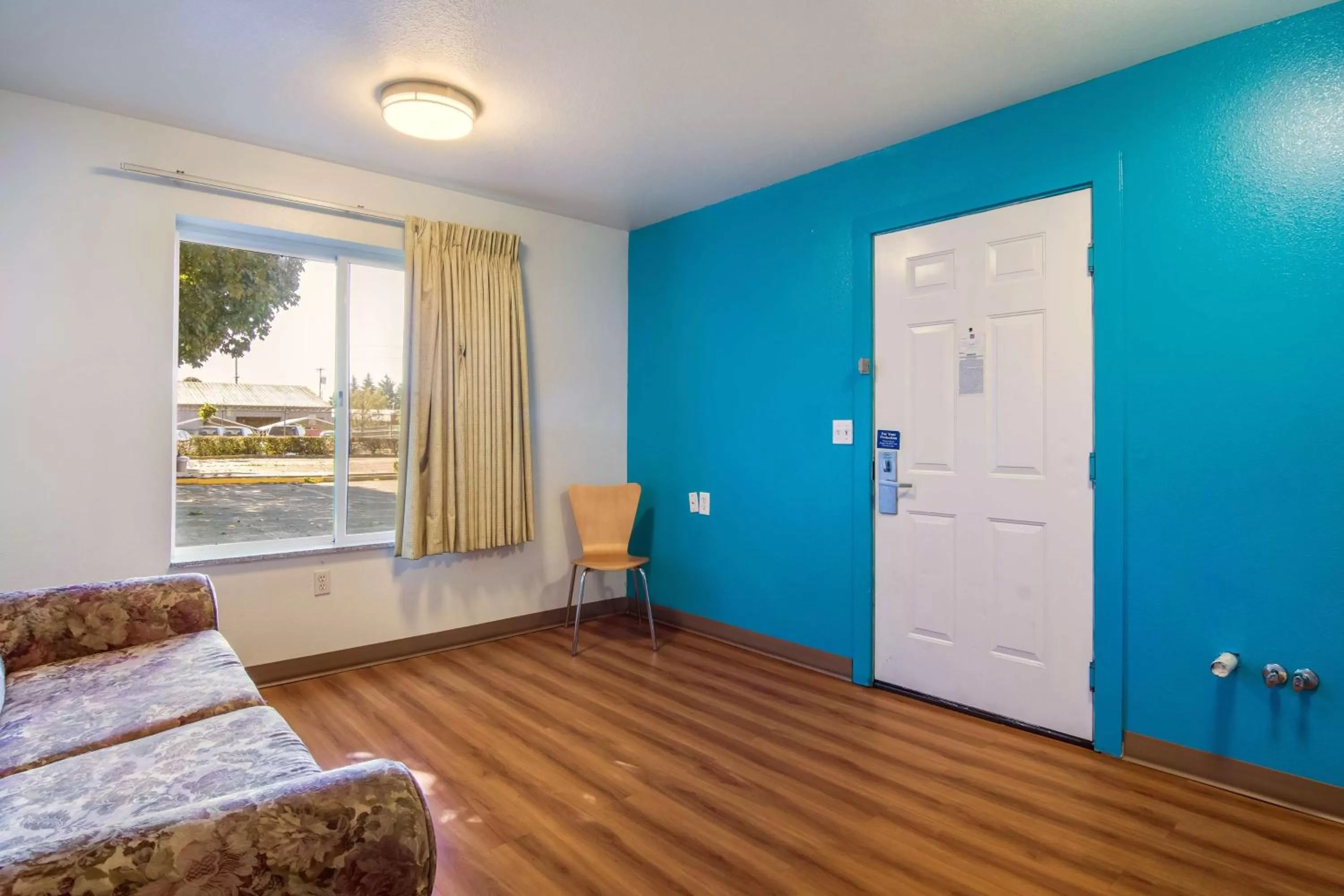 Photo of the whole room, Bed in Motel 6 Portland Mall - 205