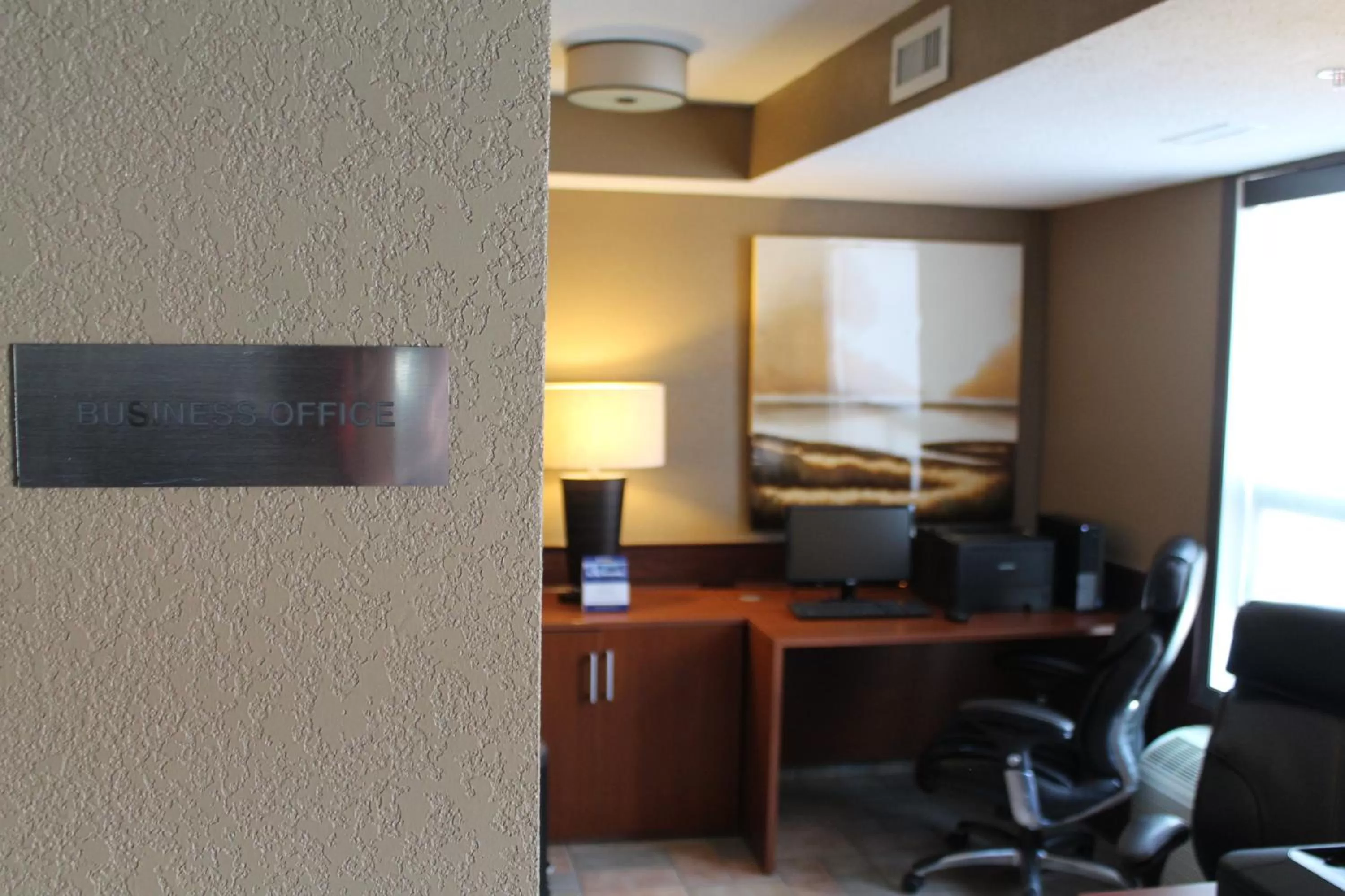 Business facilities in Best Western Strathmore Inn