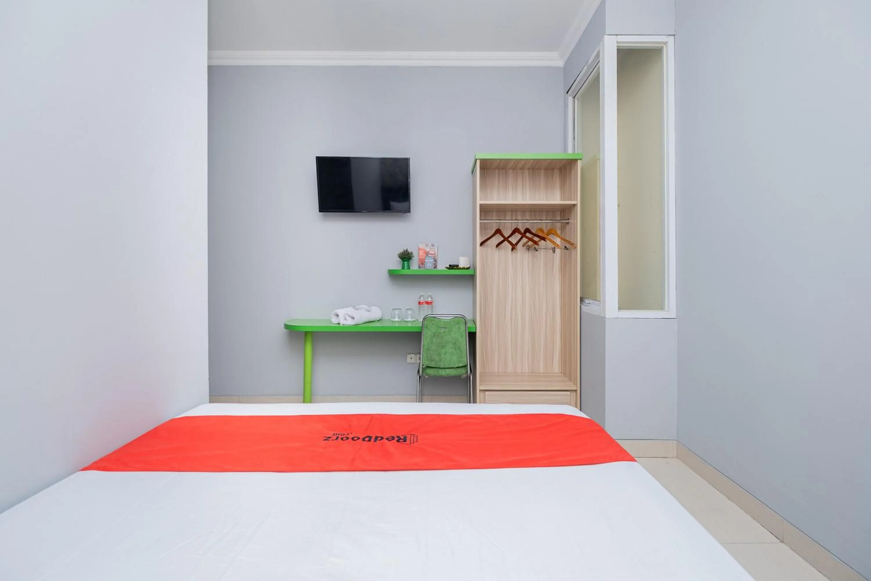 Bed in RedDoorz Plus @ Cideng Barat