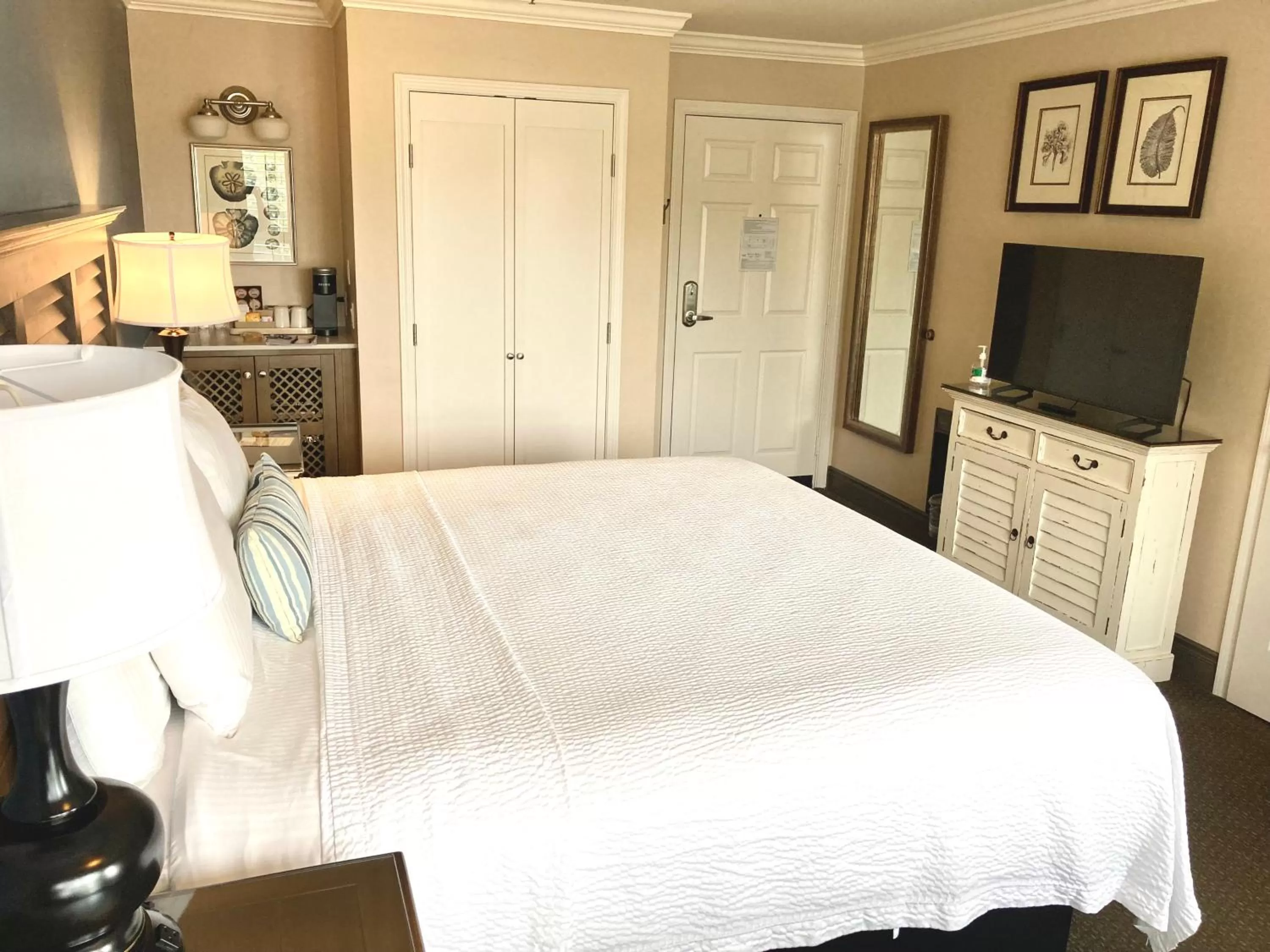 Bed in Sand Pebbles Inn