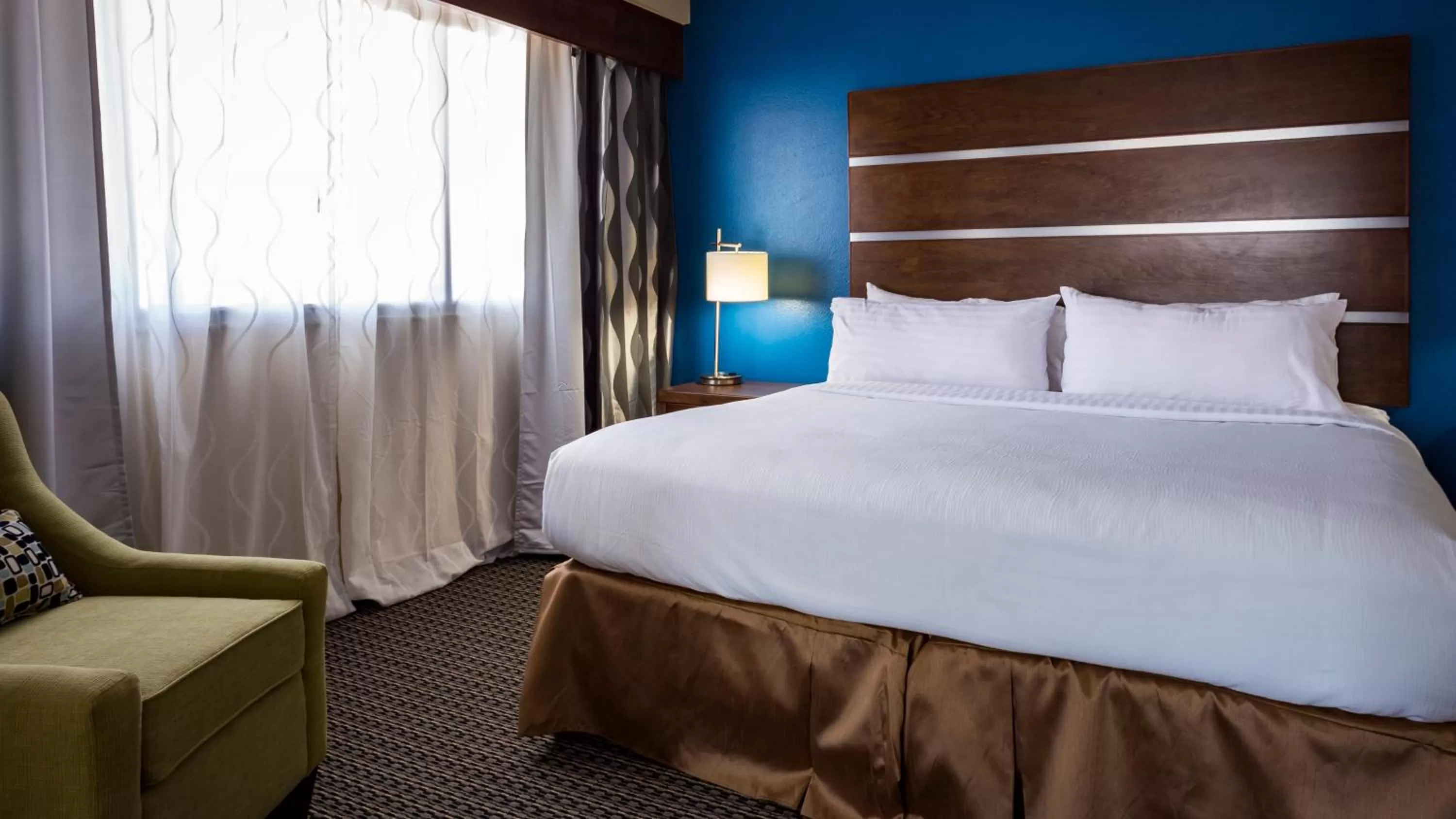 Photo of the whole room, Bed in Holiday Inn Houston Downtown by IHG
