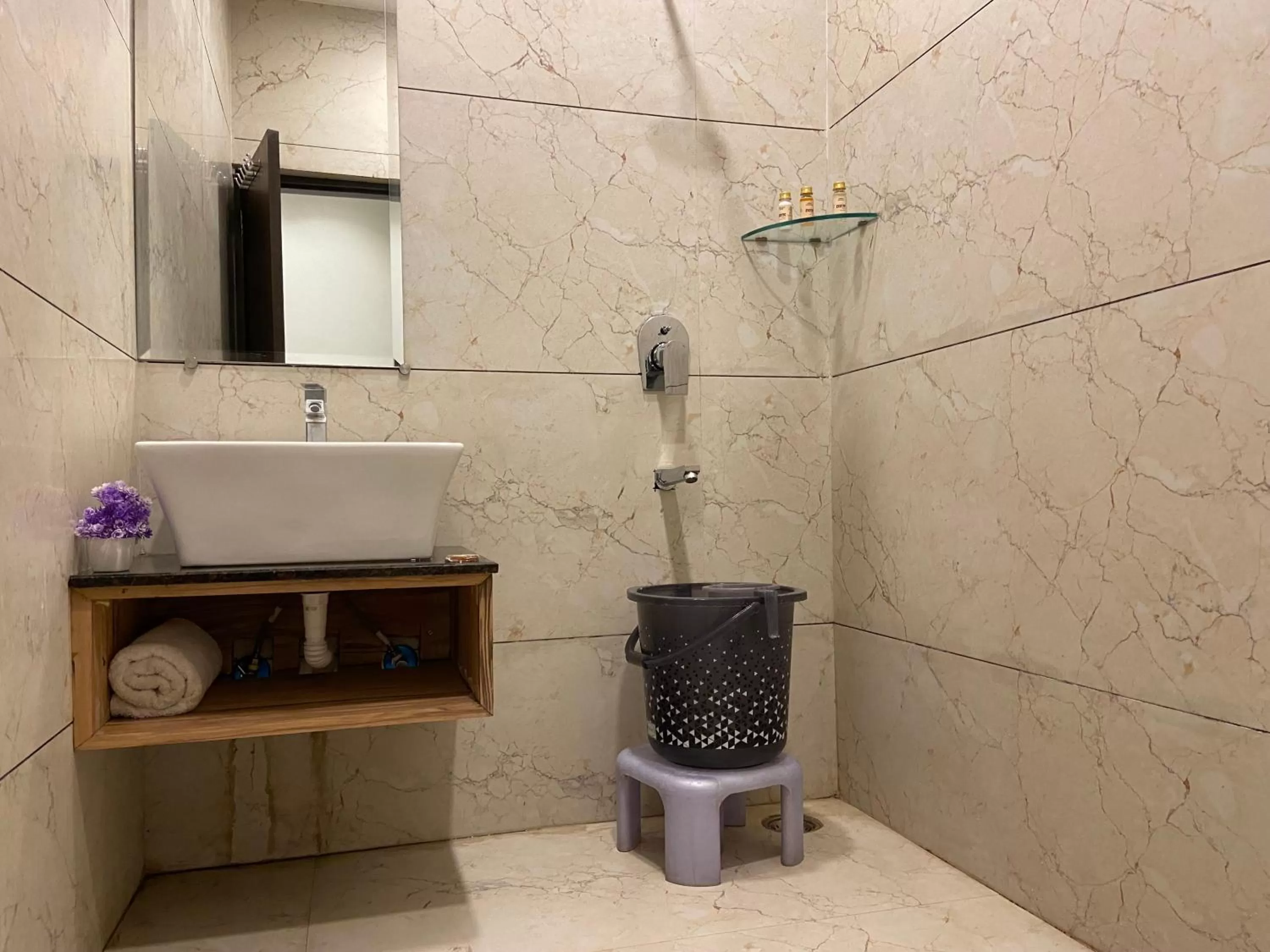 Bathroom in Hotel Exotic - 5 min walk from Golden Temple