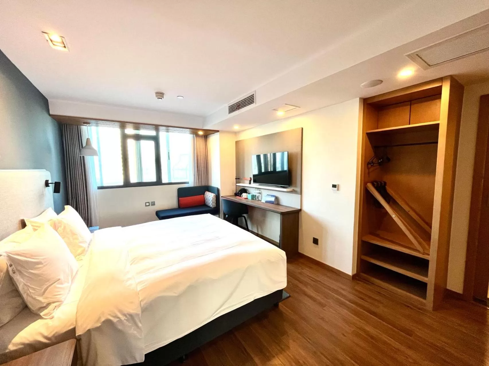 Facility for disabled guests, Bed in Holiday Inn Express Qingdao City Center by IHG