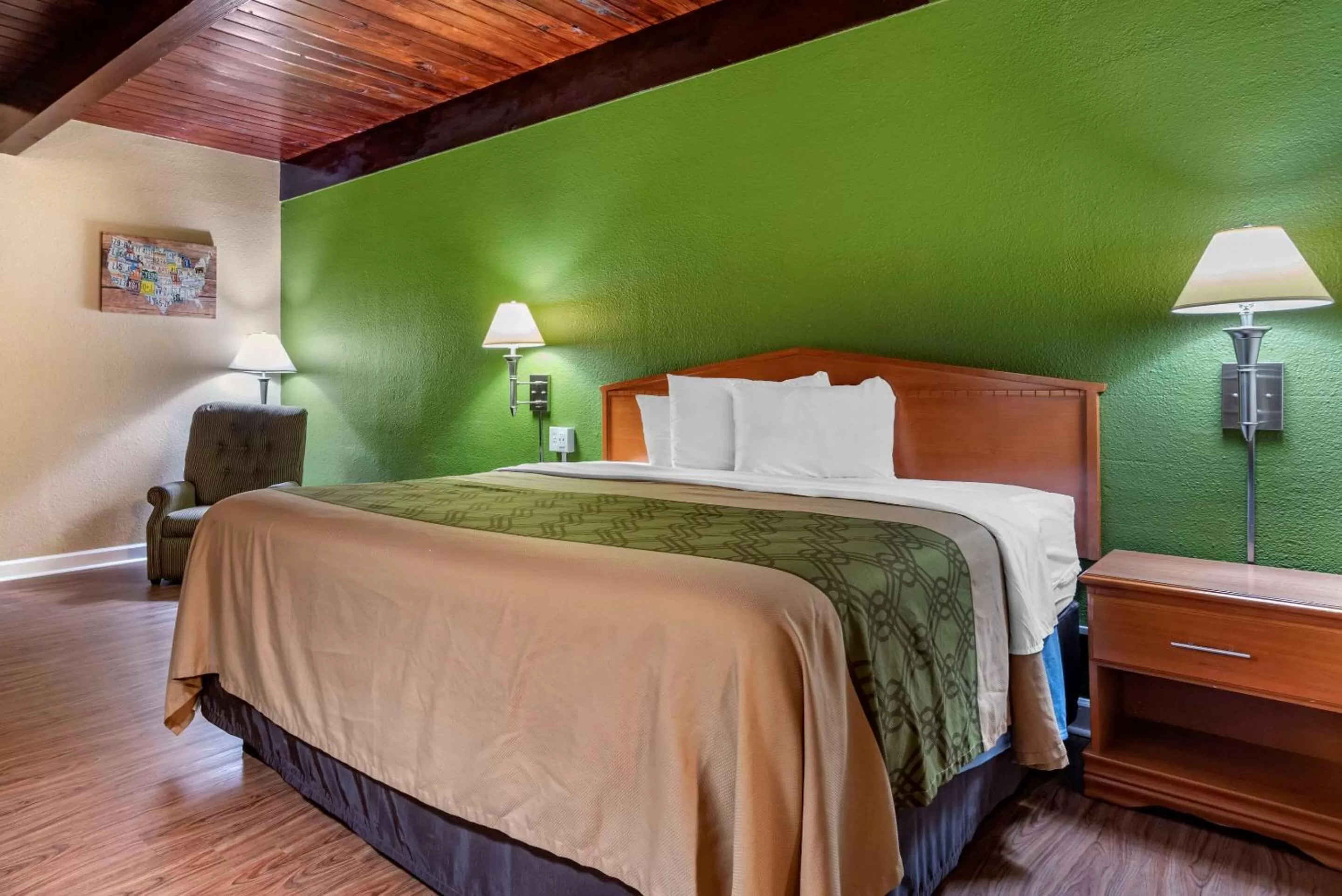 Photo of the whole room, Bed in Econo Lodge Tallahassee Downtown - University