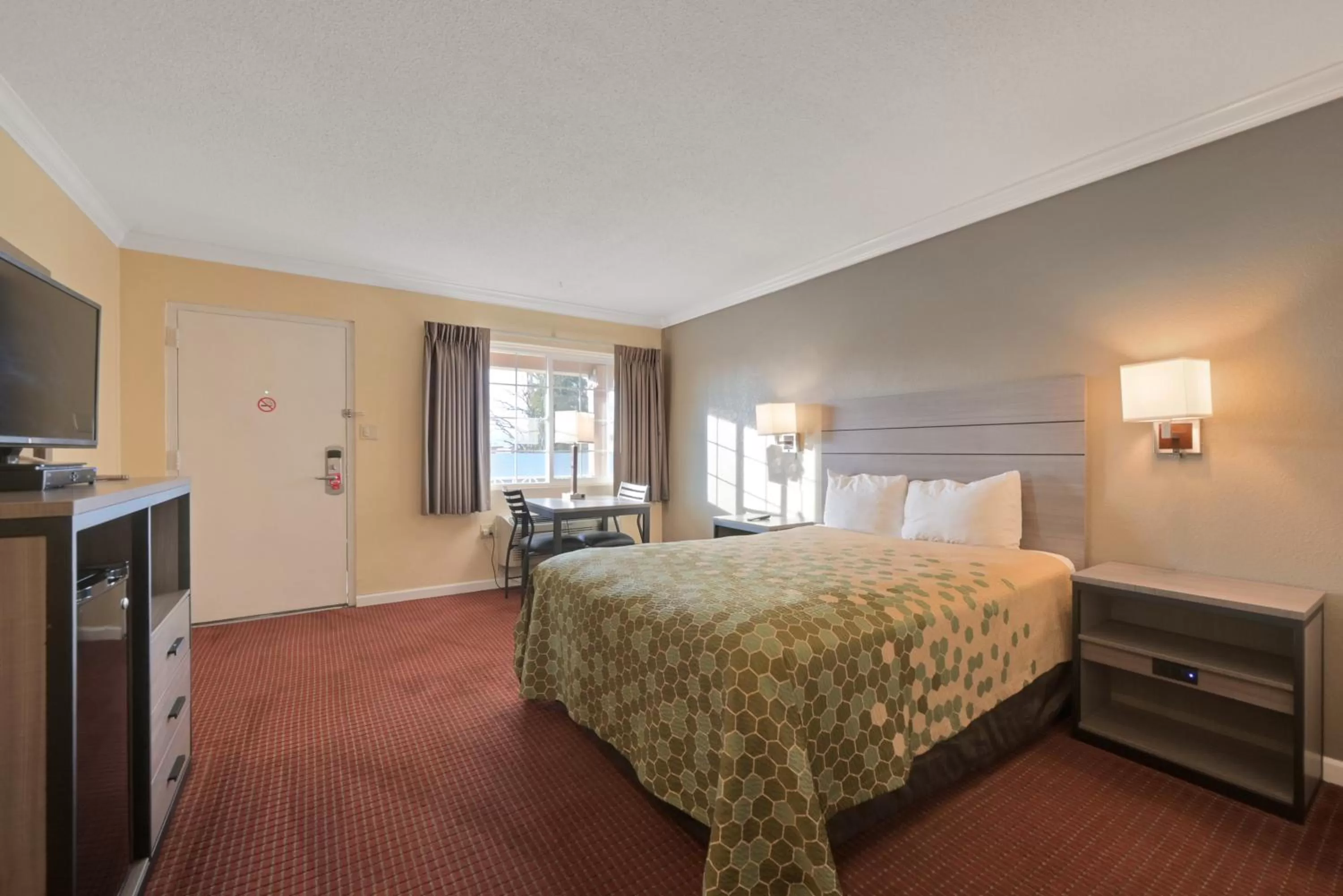 Bed in Econo Lodge Woodland near I-5