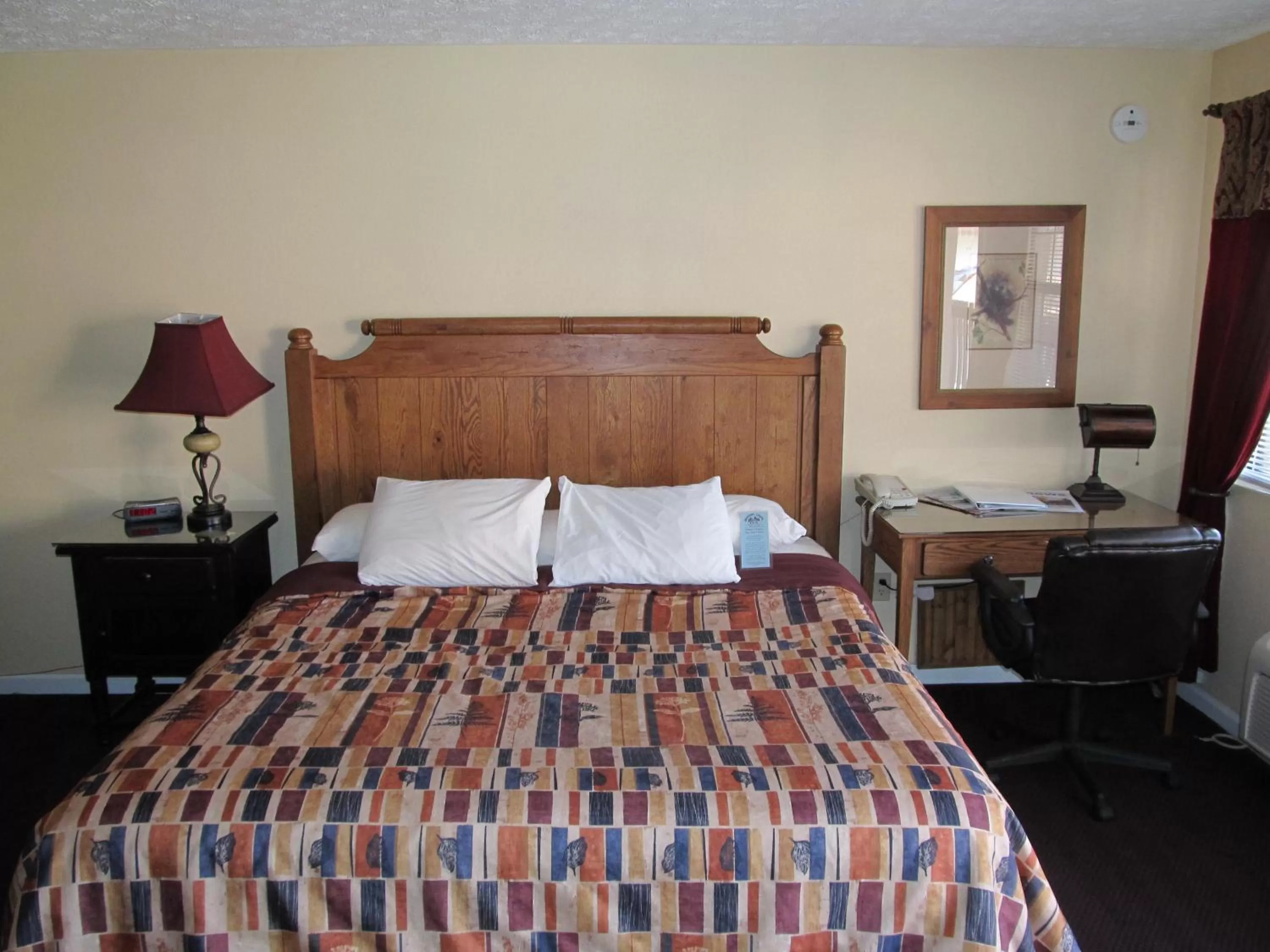 Bed in Jonathan Creek Inn and Villas