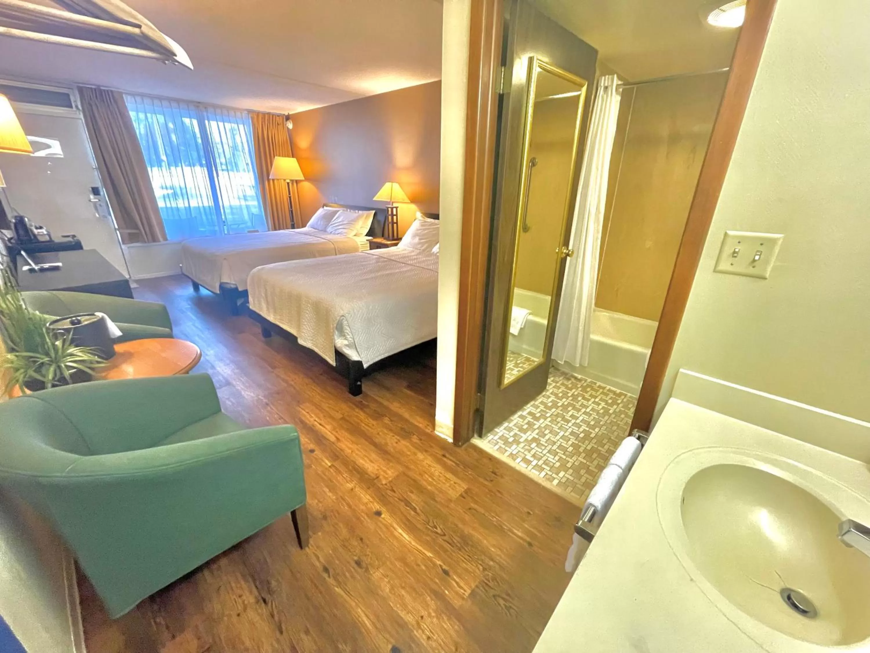 Bathroom, Bed in Eureka Springs Heritage Motel