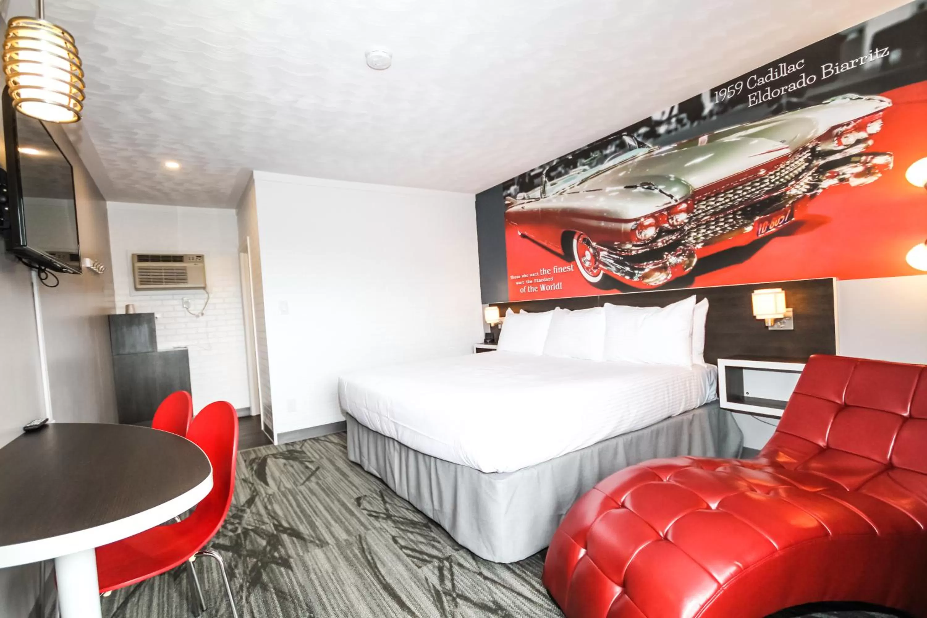 TV and multimedia in Cadillac Motel Niagara