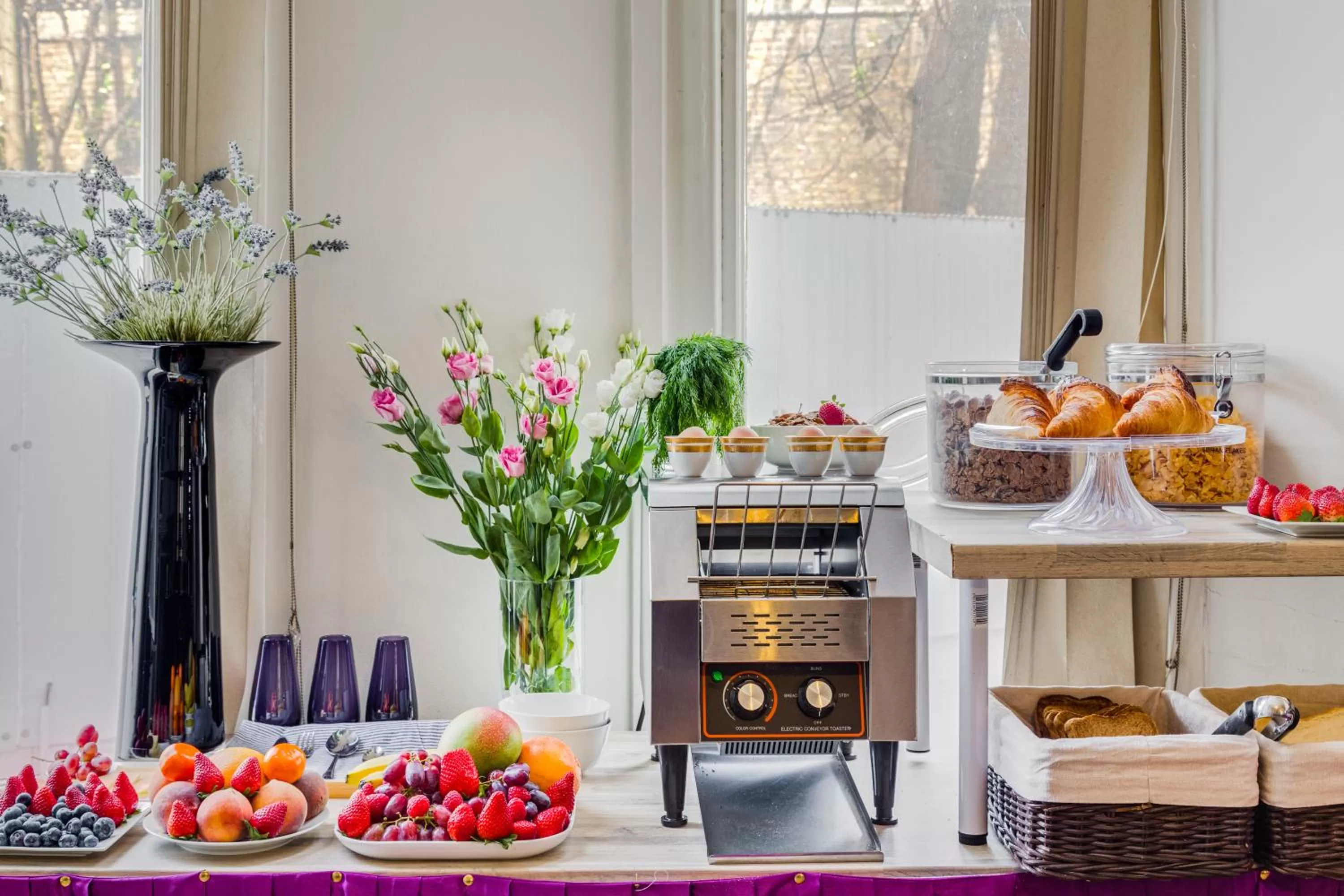 Restaurant/places to eat in 1 Lexham Gardens Hotel