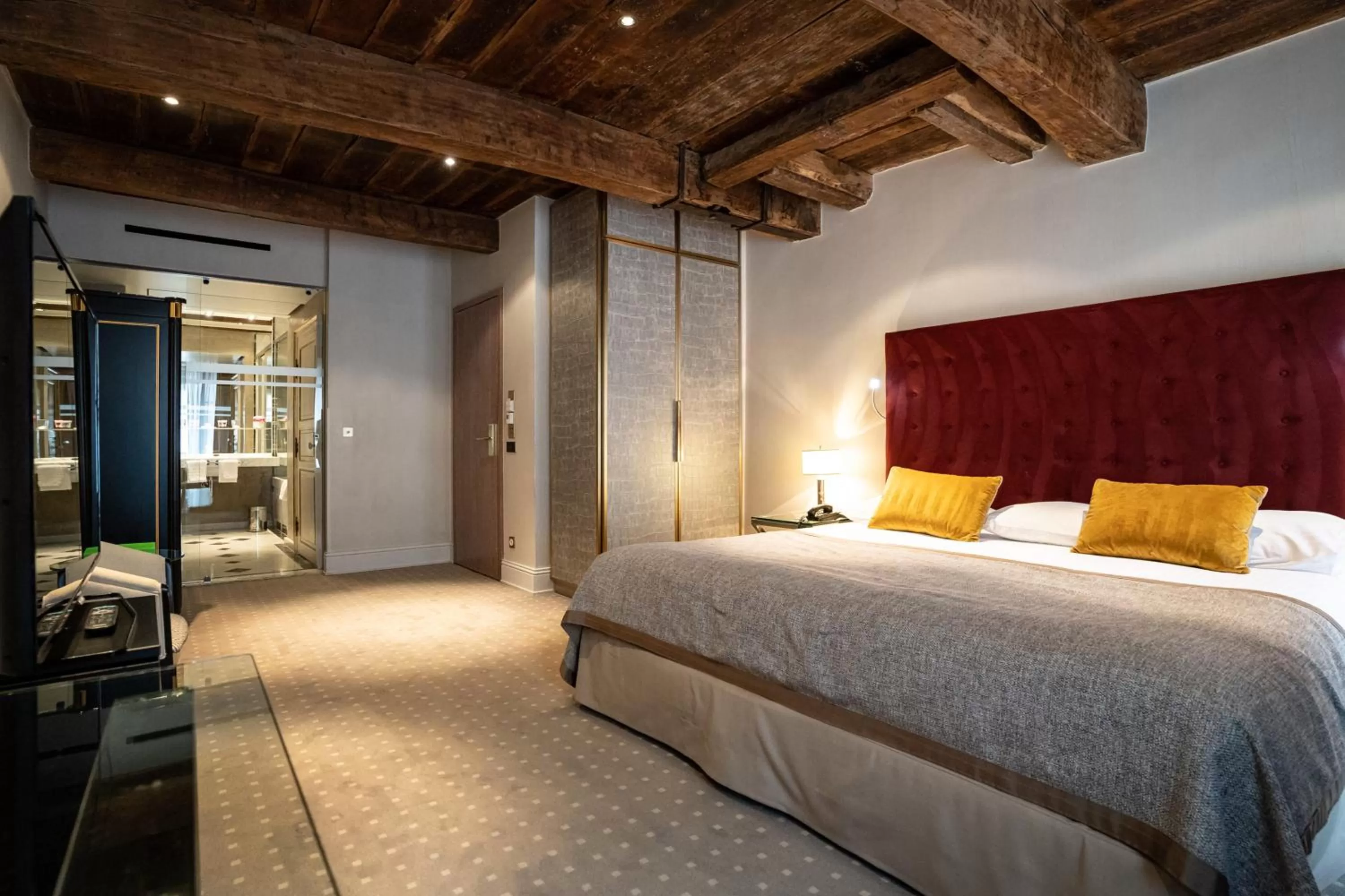 Photo of the whole room, Bed in Hotel Le Place d'Armes - Relais & Châteaux