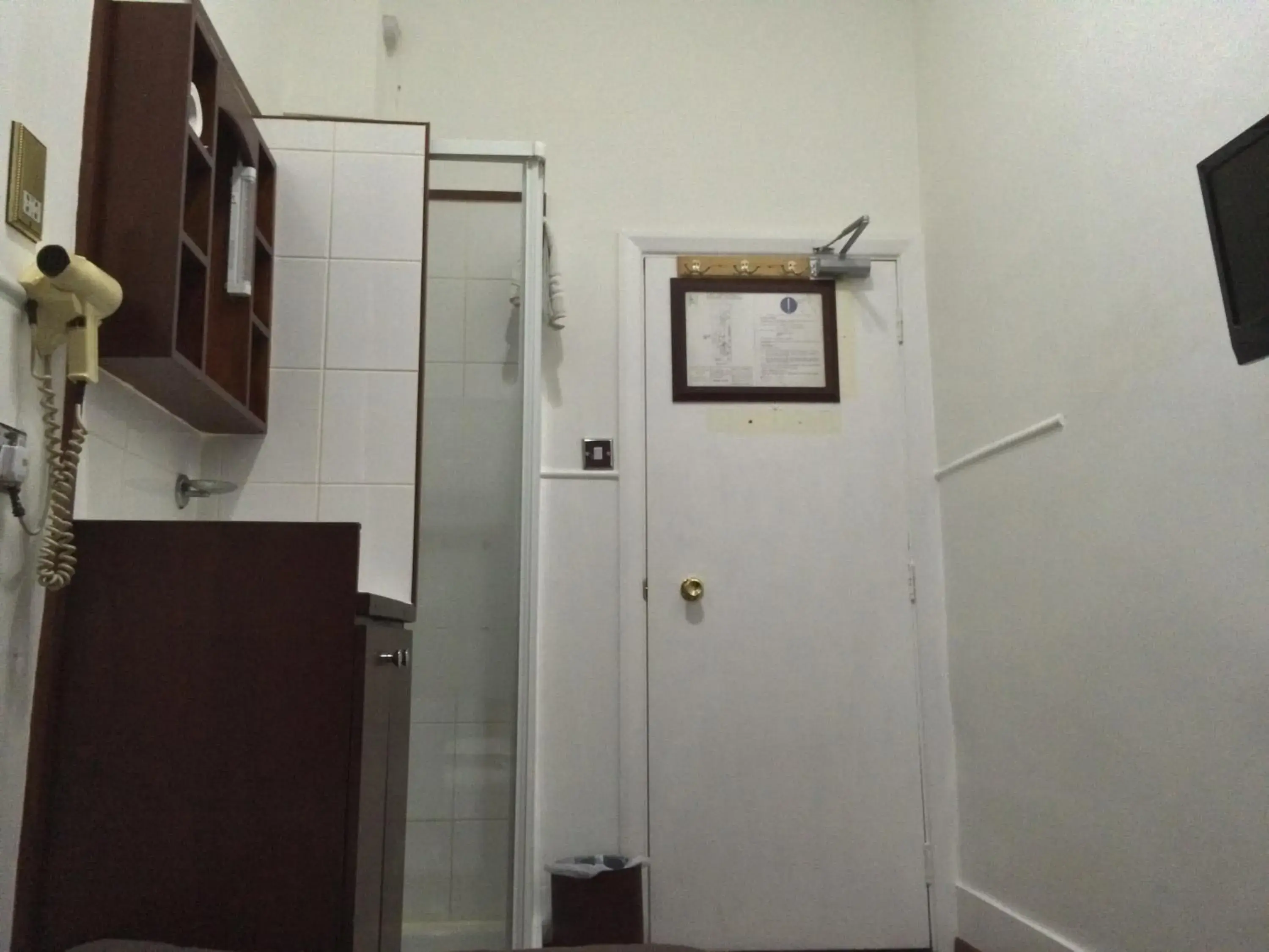 Standard Single Room with Shared Bathroom in London Continental Hotel Standard Single Room with Shared Bathroom in London Continental Hotel