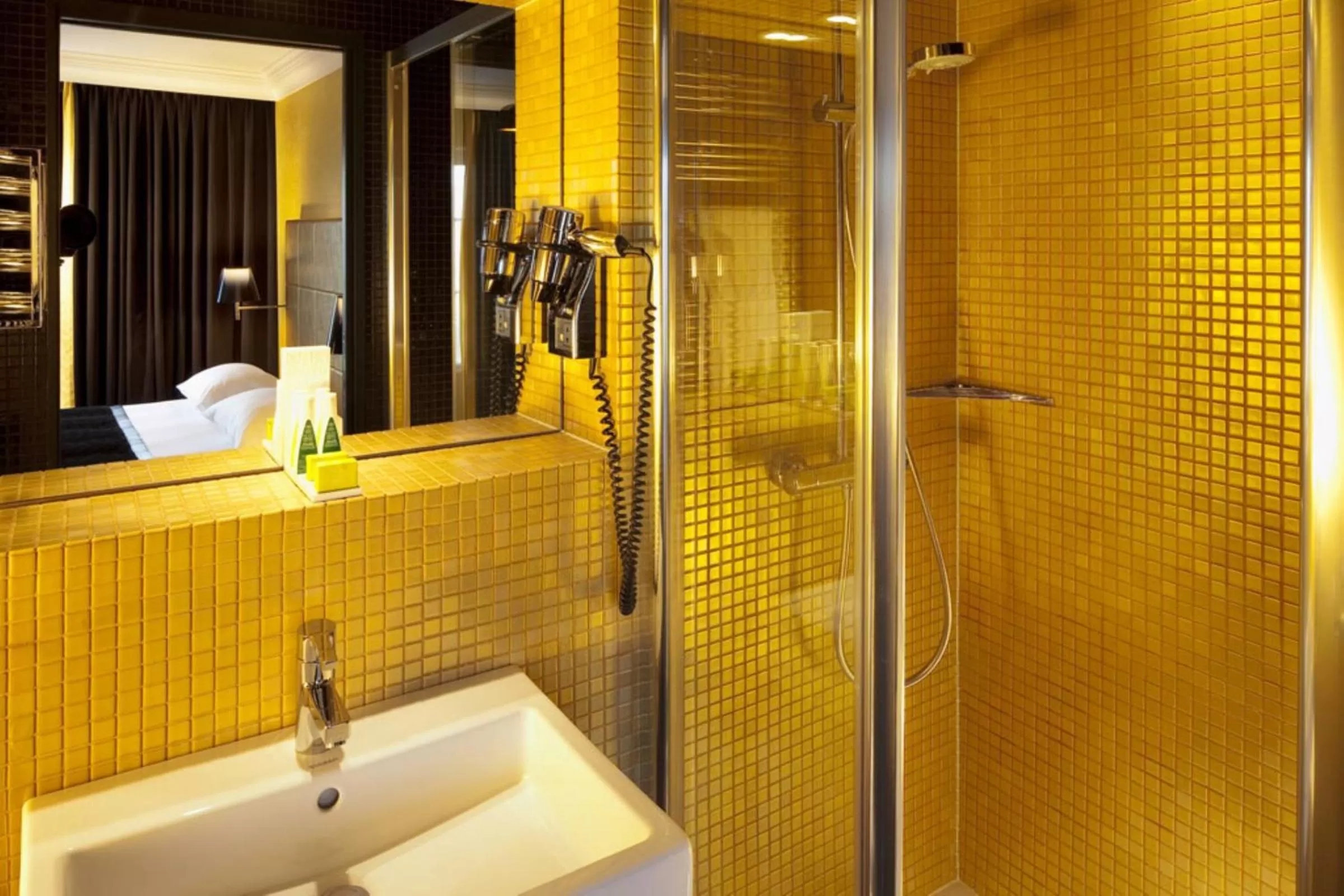 Bathroom in First Hotel Paris Tour Eiffel