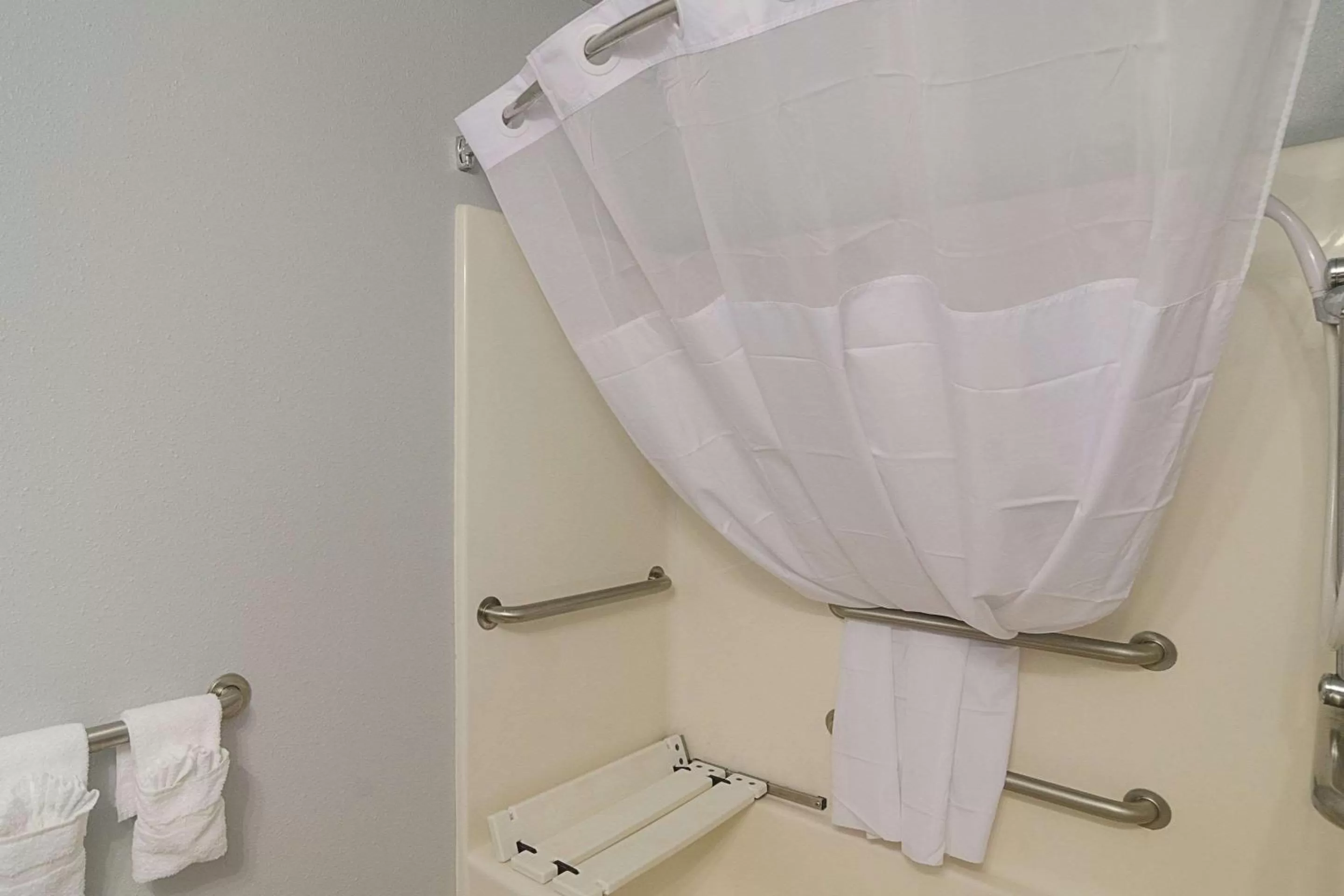 Bathroom in Quality Inn Seaside Oregon Coast