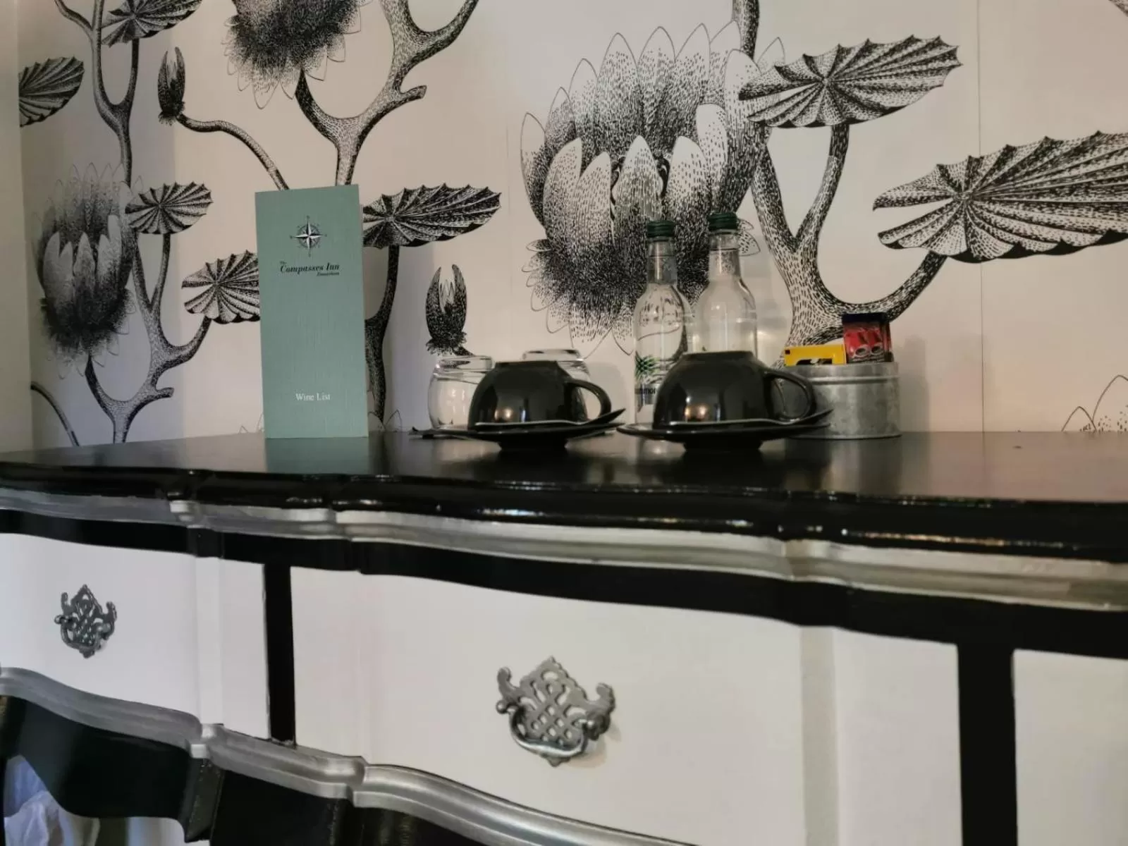 Bedroom in The Compasses Inn