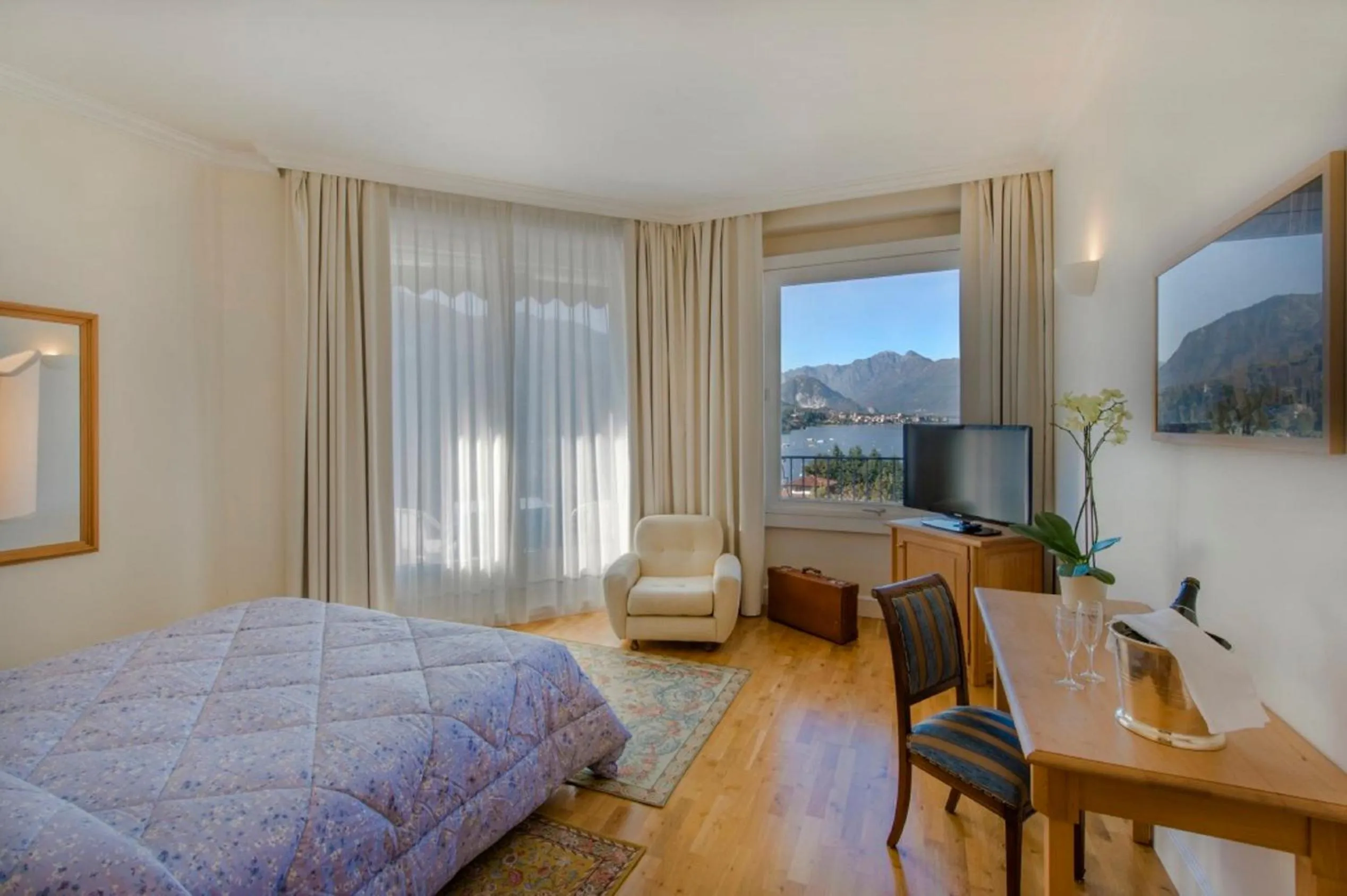 Lake view, Bed in Hotel Royal