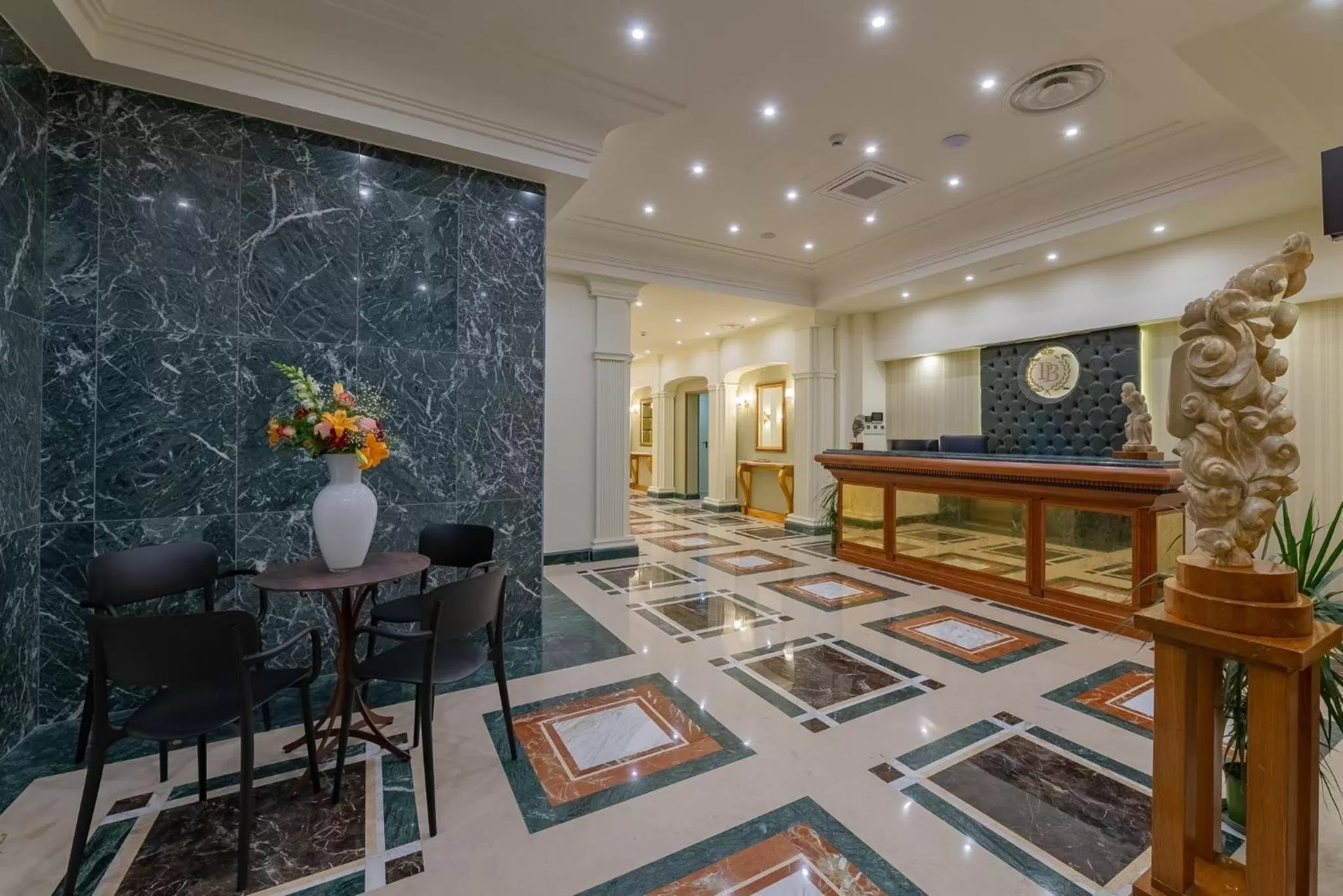 Communal lounge/ TV room in La Paloma Blanca Hotel