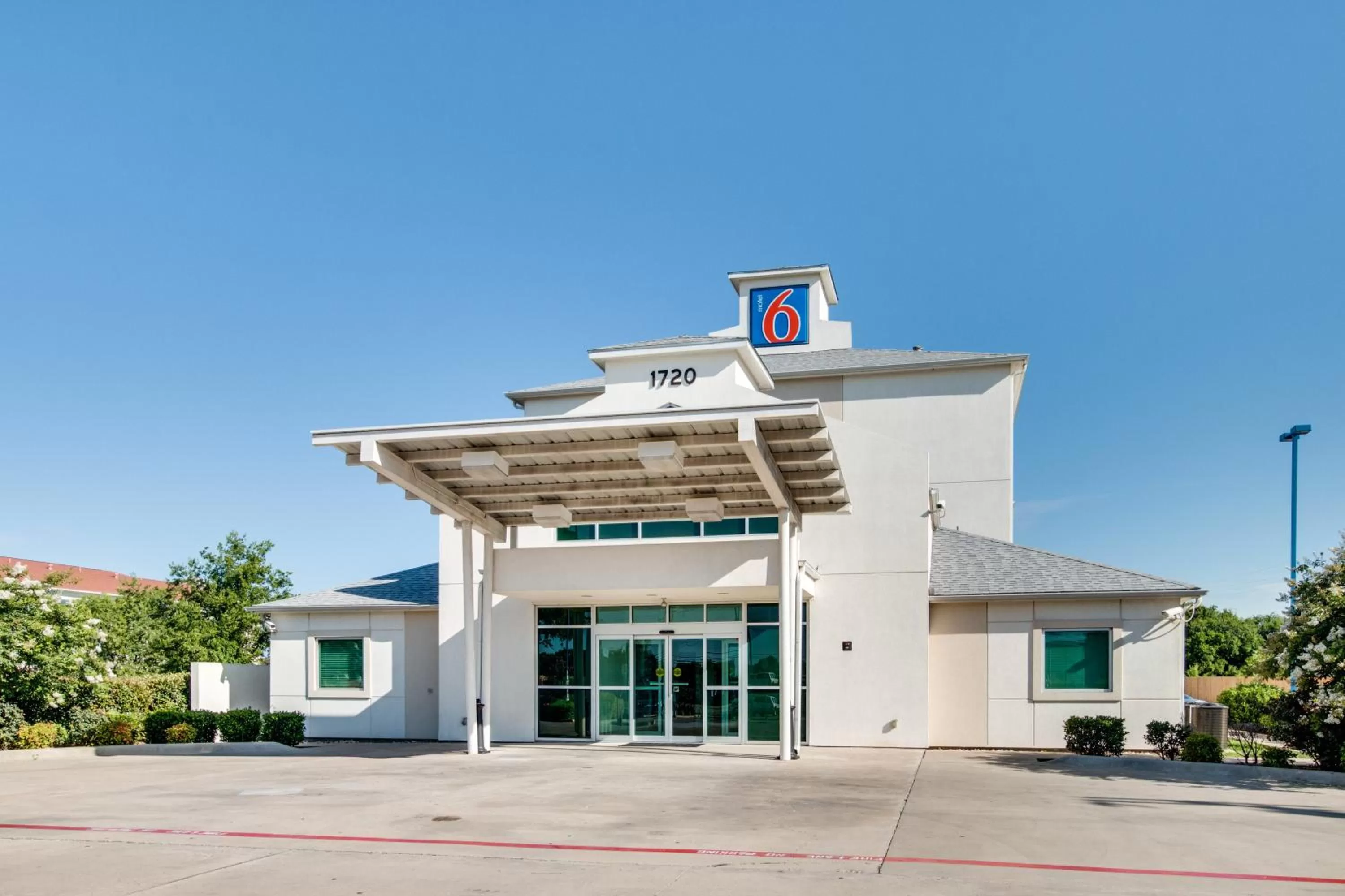 Facade/entrance in Motel 6-Cleburne, TX