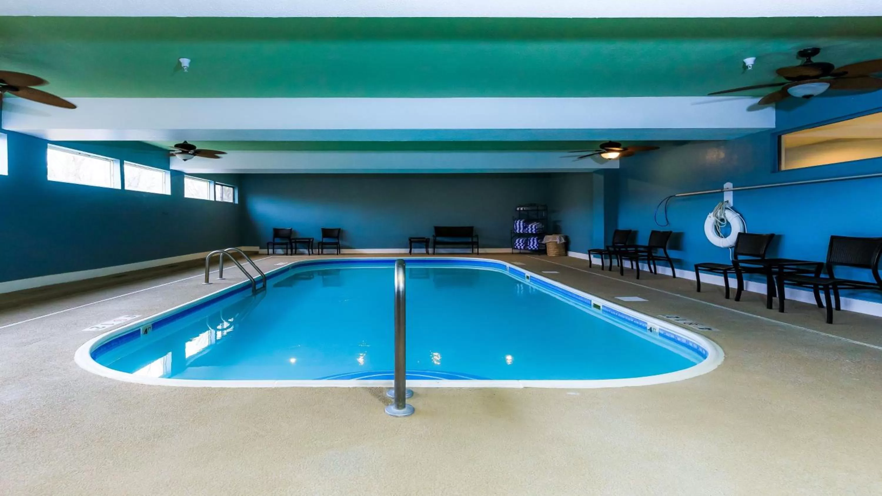 Swimming pool in Holiday Inn Express Osage Beach - Lake of the Ozarks by IHG