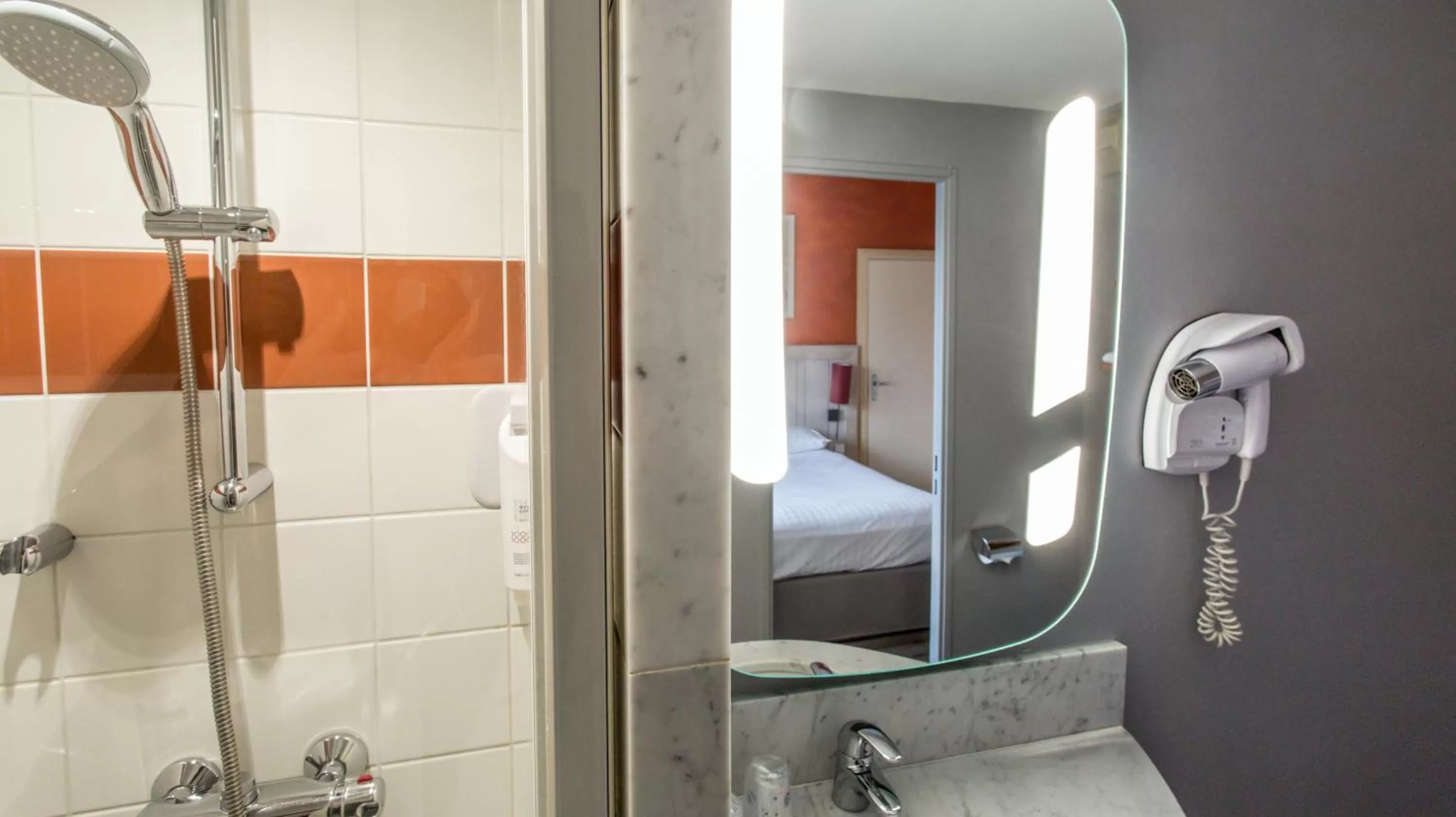 Bathroom in Hôtel The Originals City Le Berry - proche centre-ville - Gare - parking - recharge véhicule