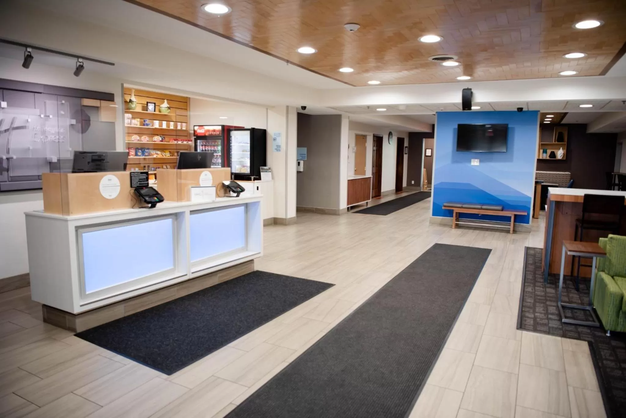 Lobby or reception in Holiday Inn Express Winfield - Teays Valley by IHG