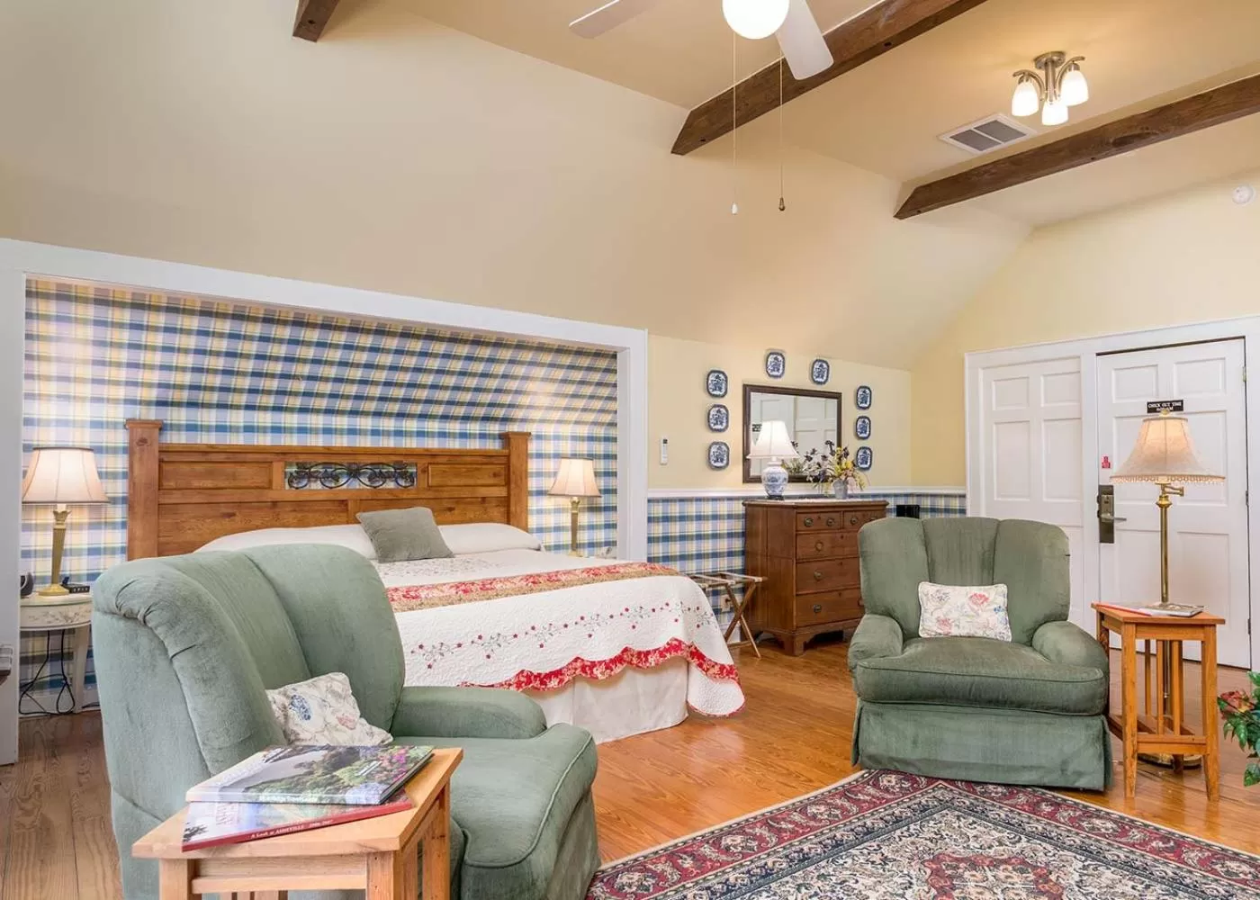 Bed in Highland Lake Inn & Resort - Flat Rock