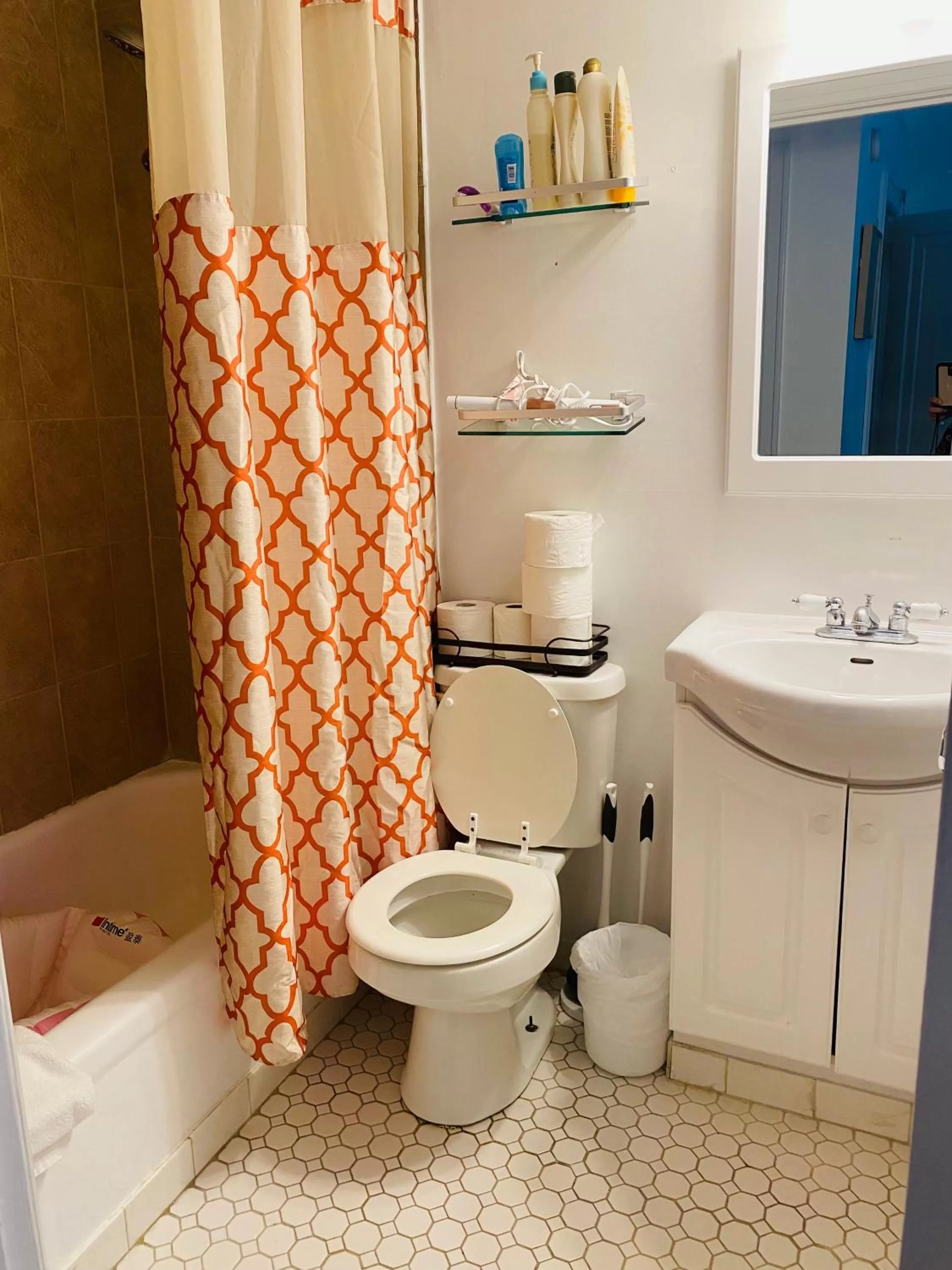 Shower in Tropicals of Palm Beach