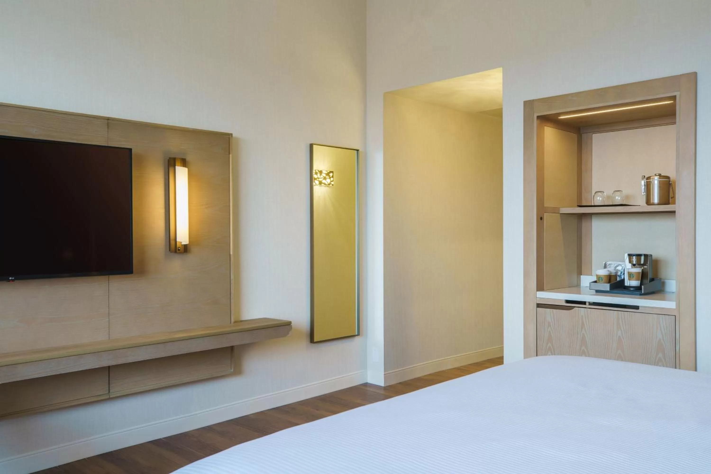 Photo of the whole room, Bed in The Westin O'Hare