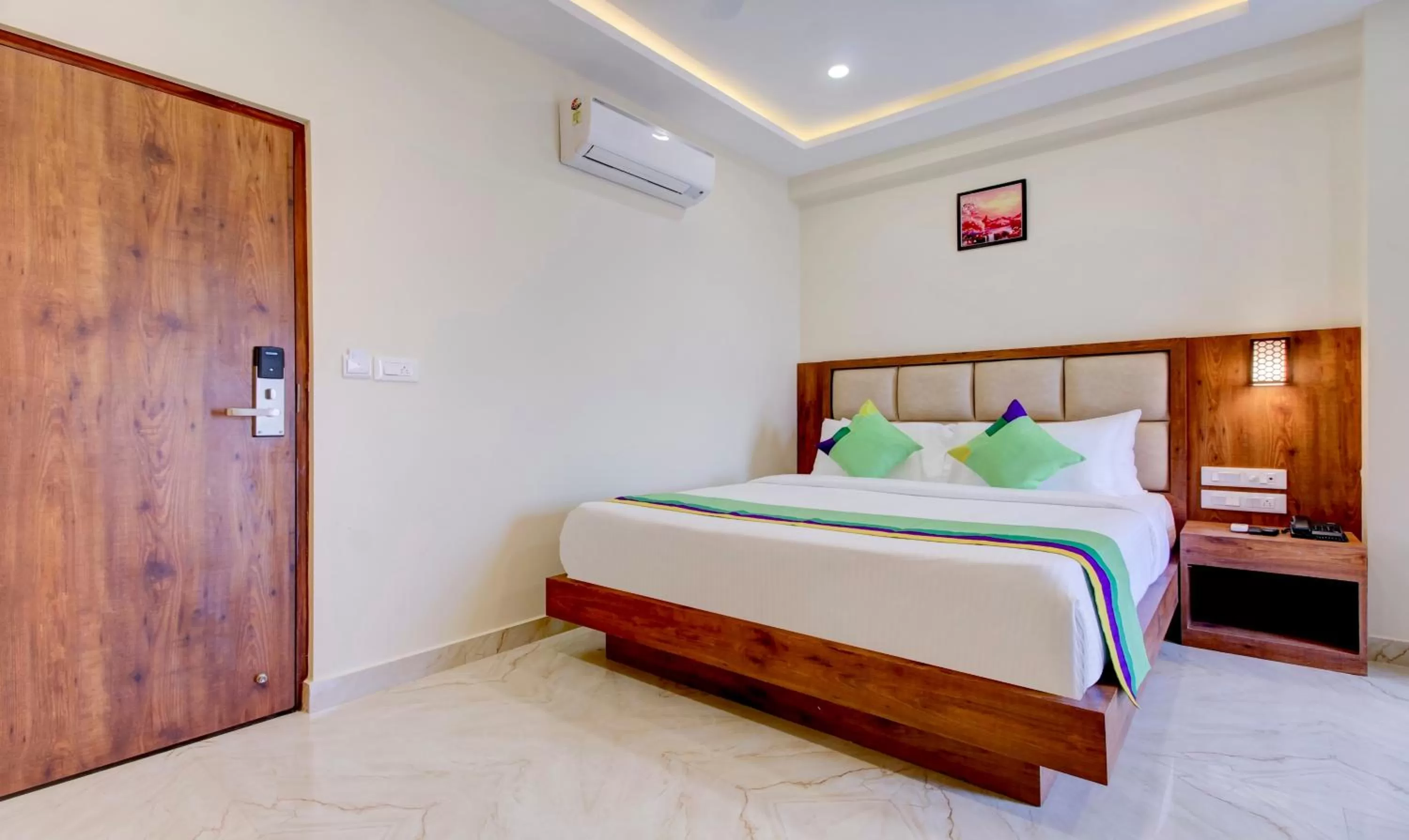 Bedroom, Bed in Treebo The Meridian, 10 Mins To Mahatma Gandhi Park