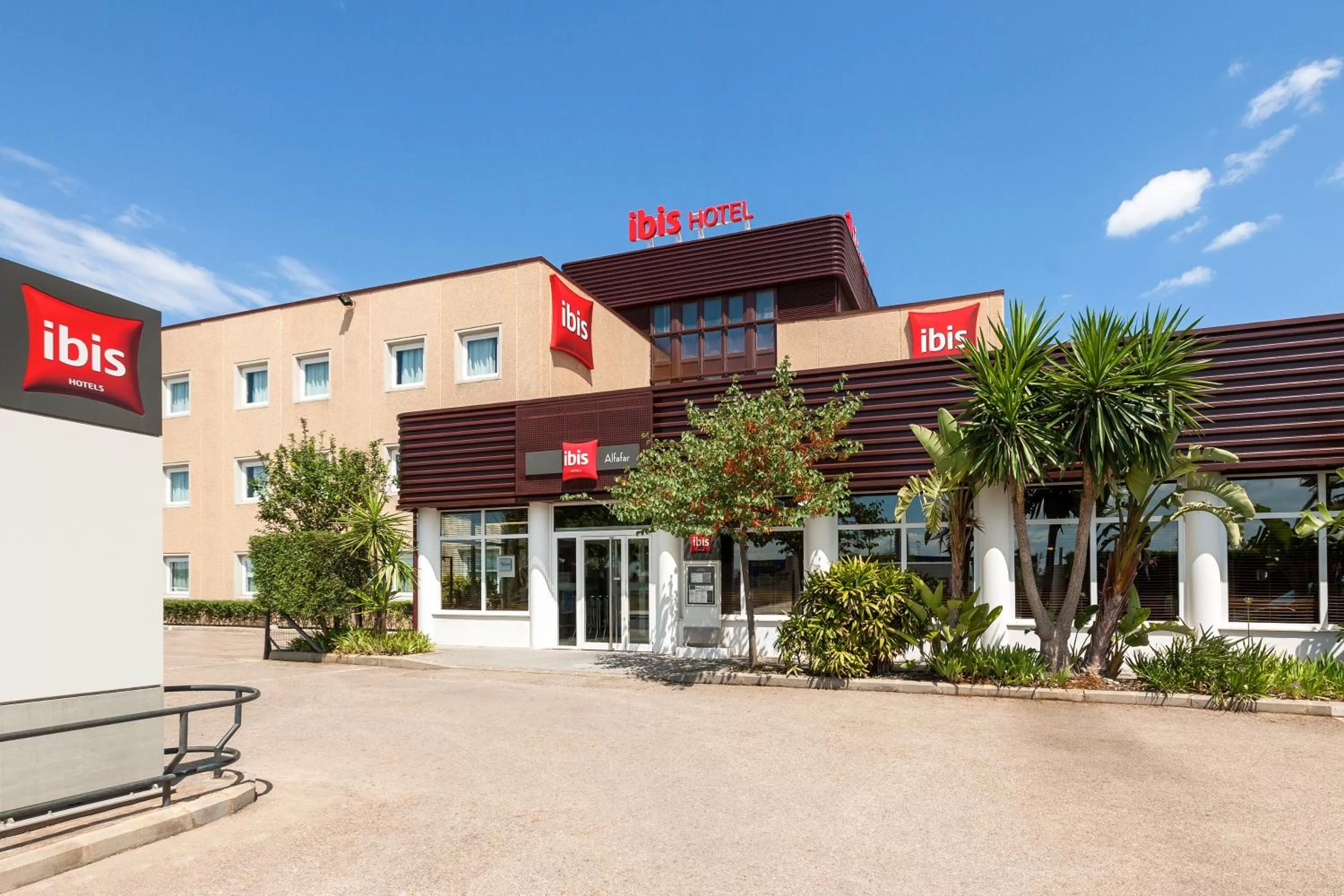Facade/entrance in Ibis Valencia Alfafar