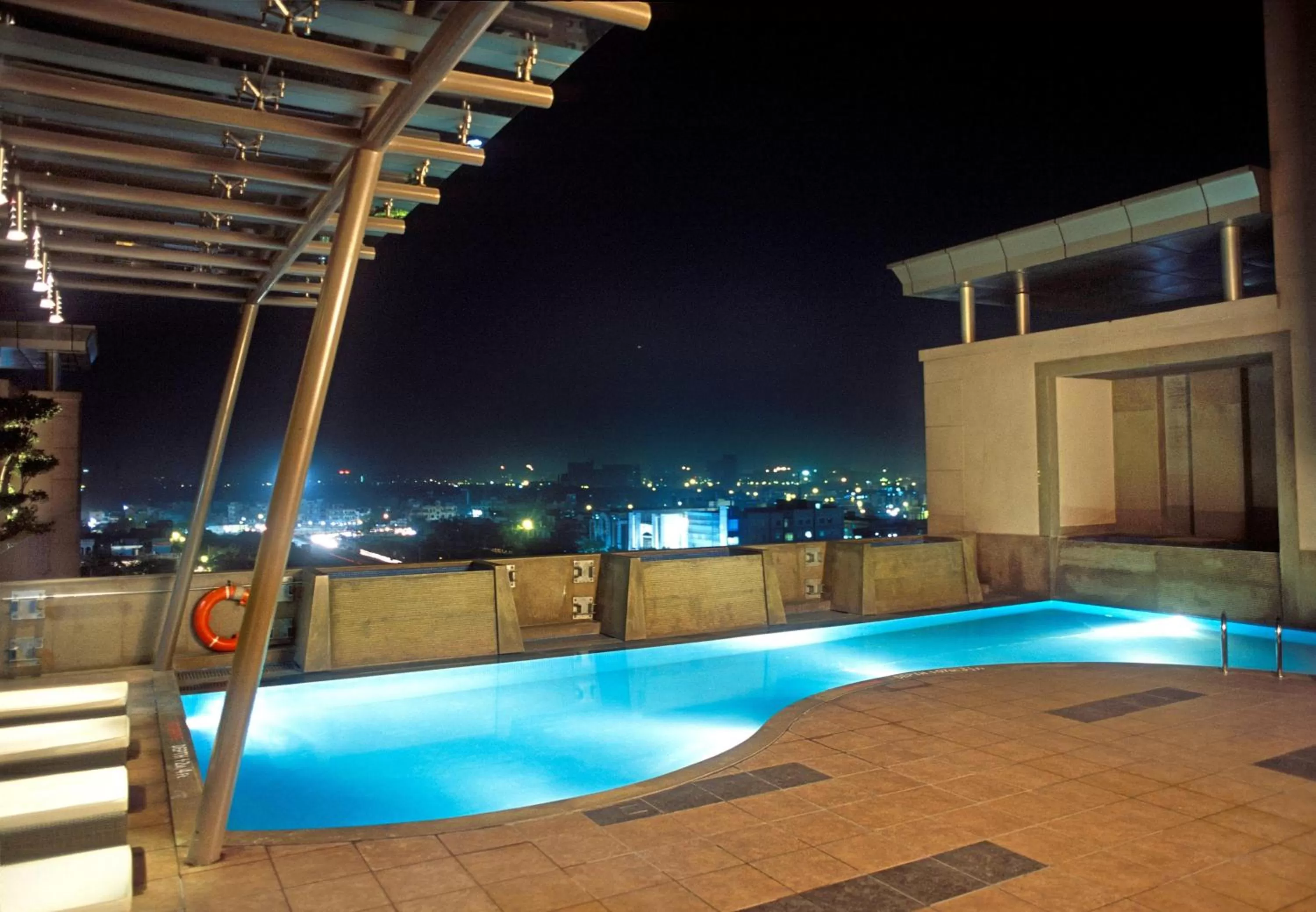 Swimming pool in Radisson Noida