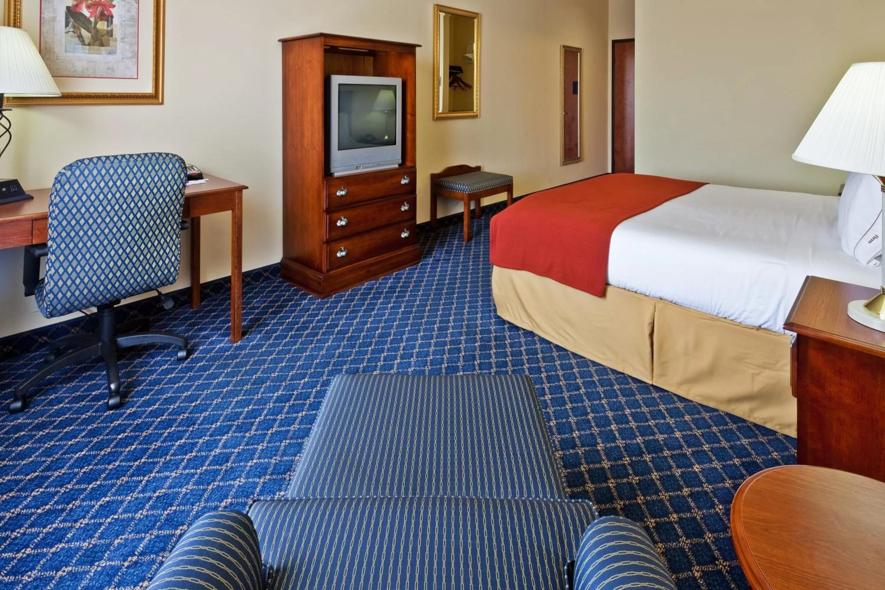 Photo of the whole room, Bed in Holiday Inn Express Hotel & Suites Paragould by IHG