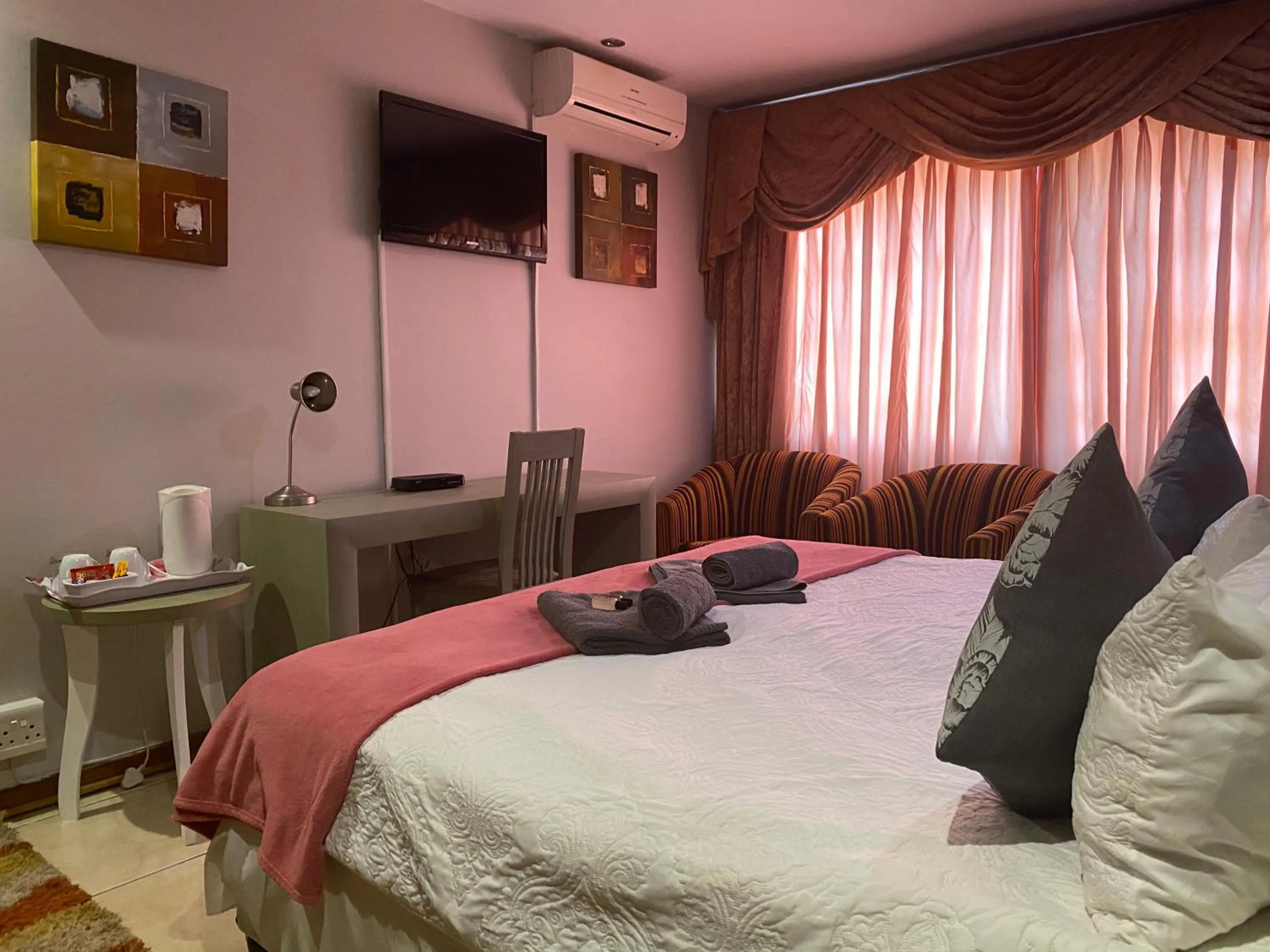 Photo of the whole room, Bed in Marion Lodge