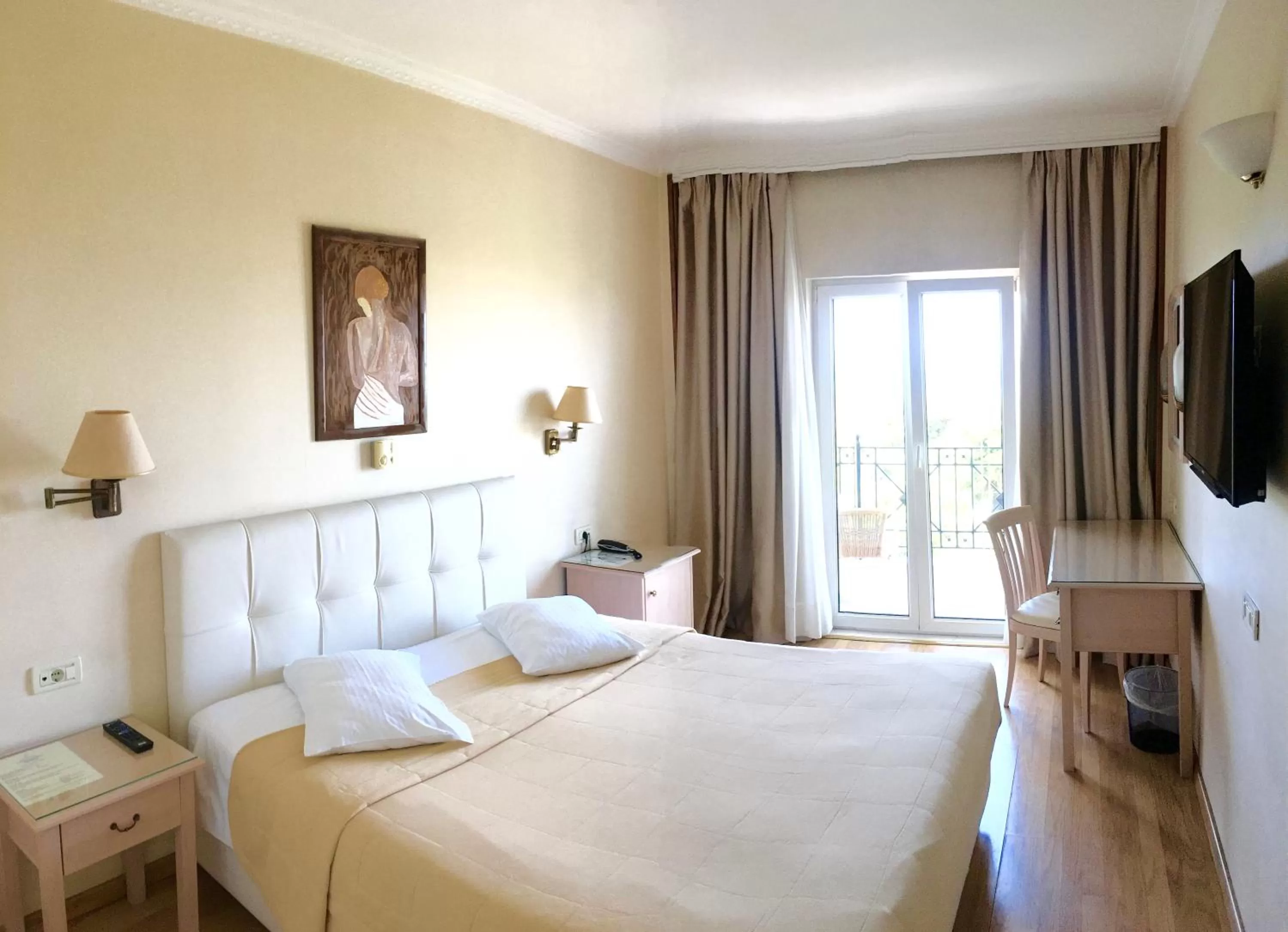 Photo of the whole room, Bed in Hotel London