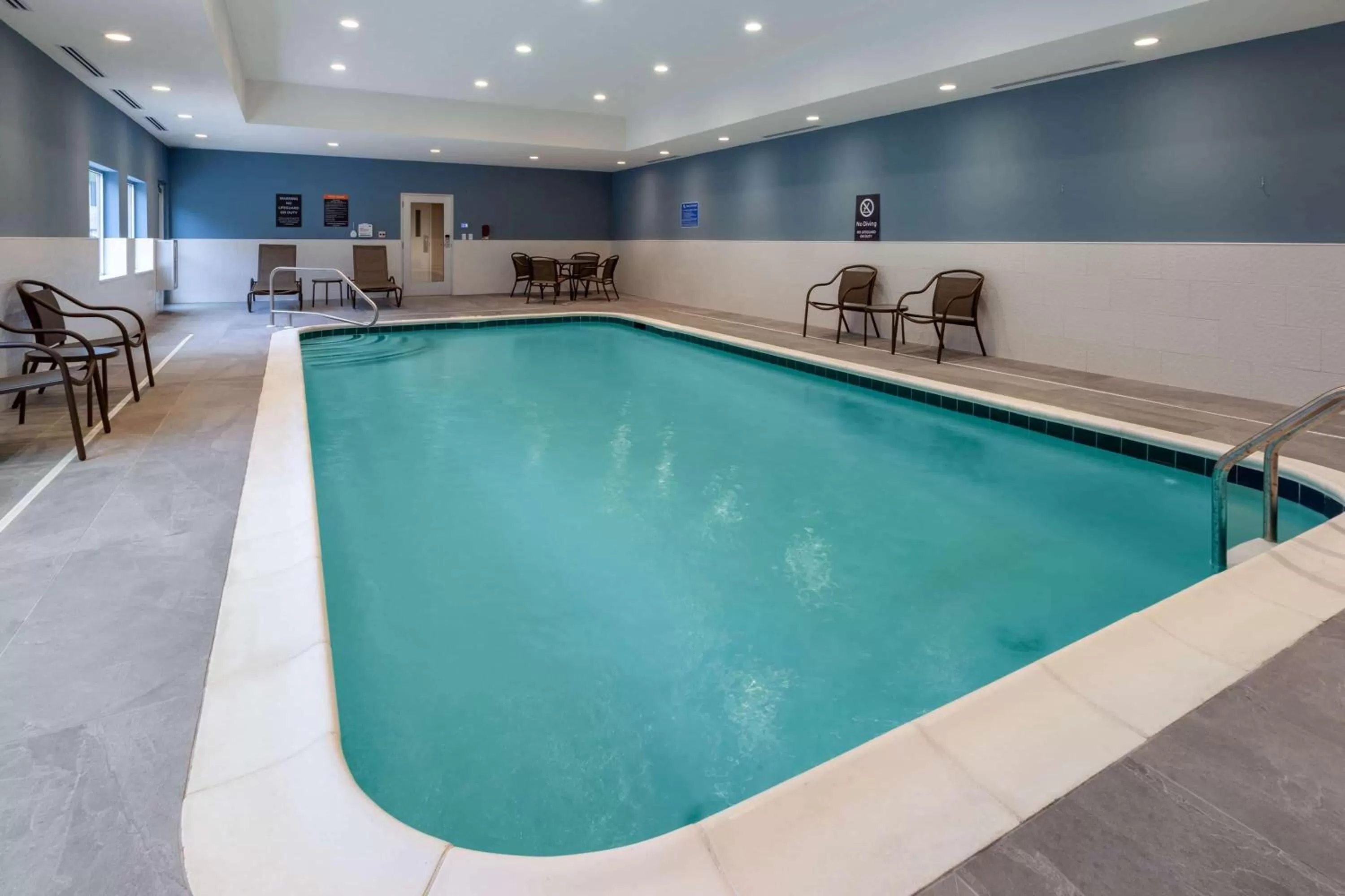 Pool view in La Quinta Inn & Suites by Wyndham Middletown-Goshen