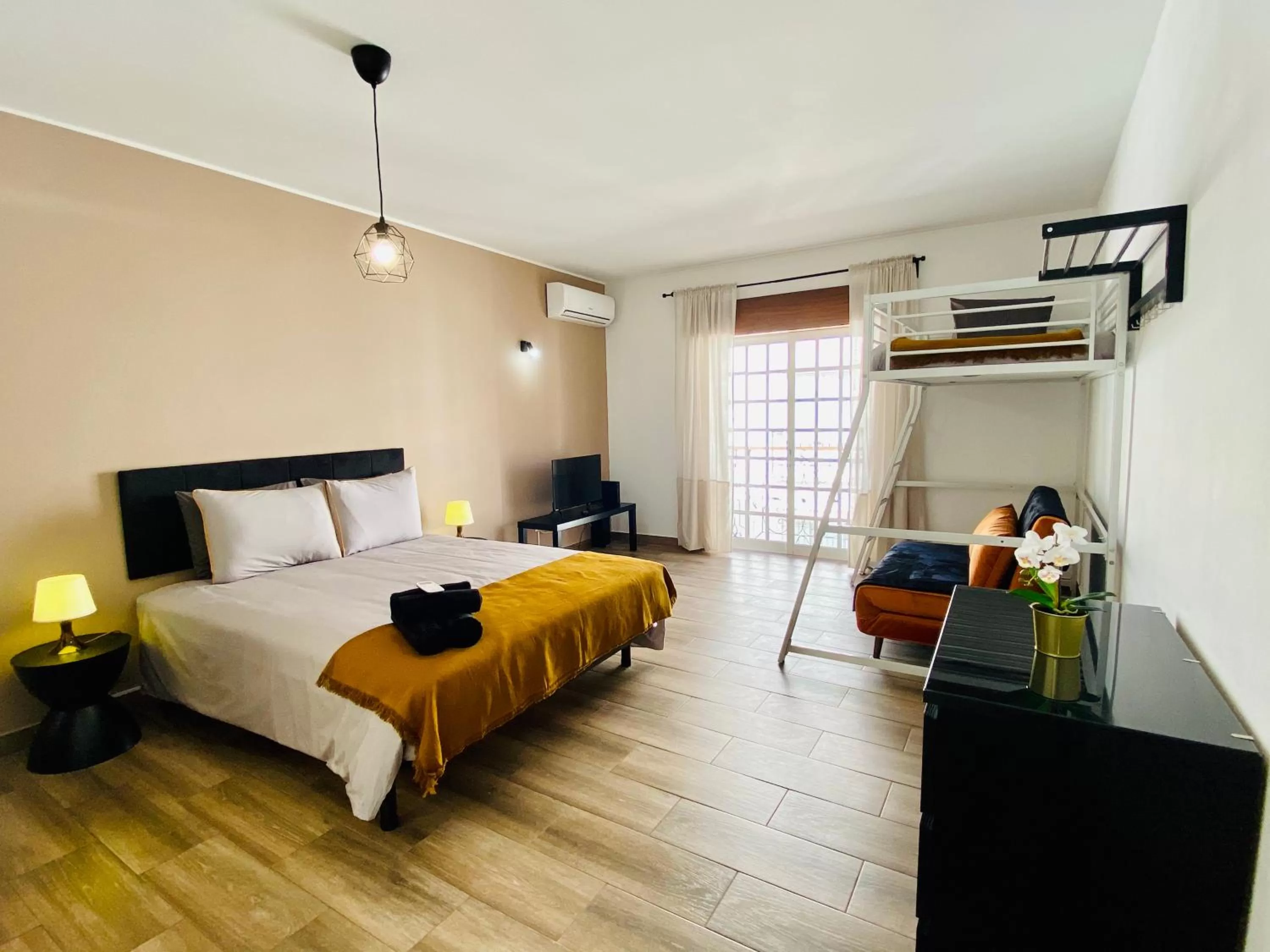 Photo of the whole room, Bed in Stay on Top Old Town