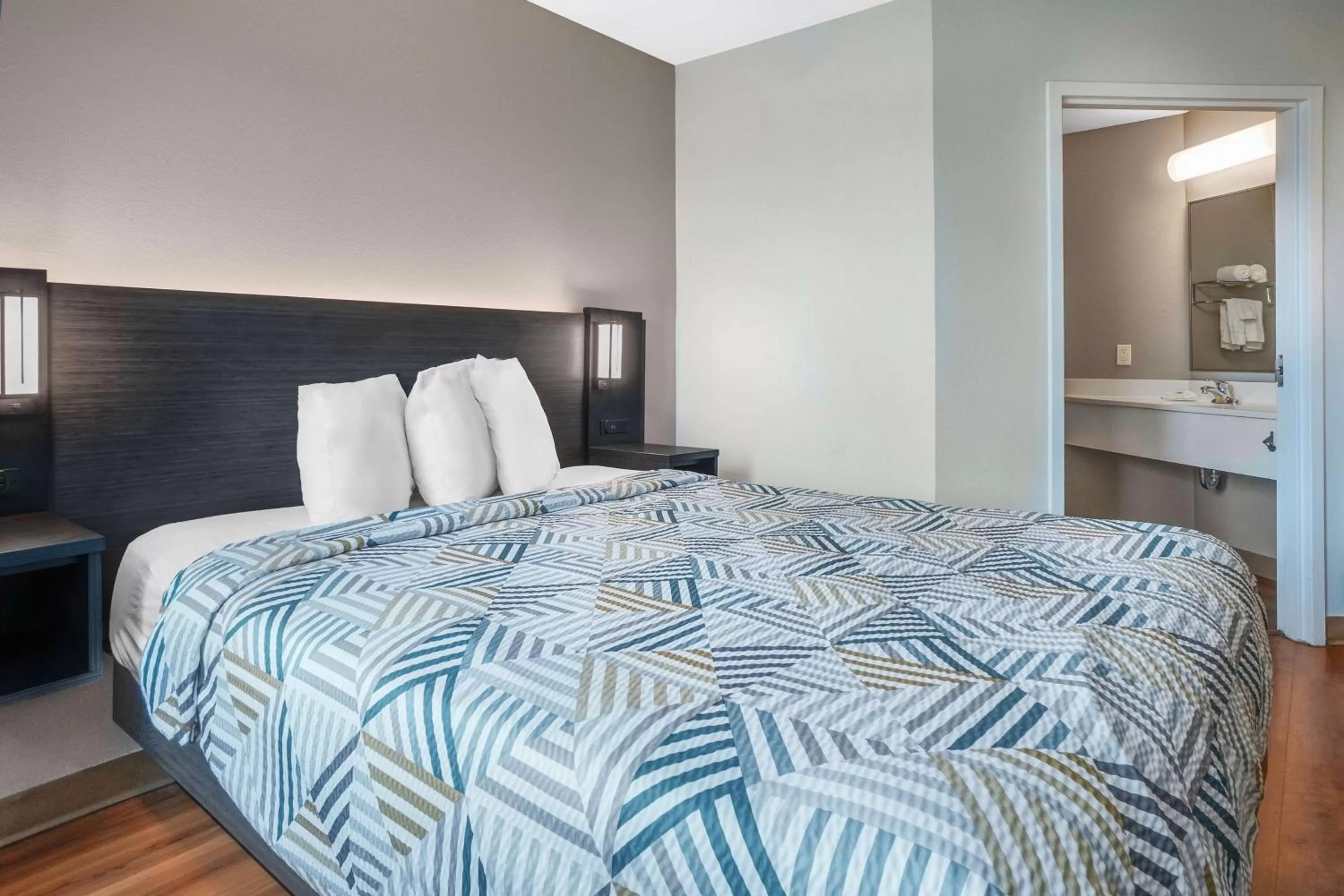 Photo of the whole room, Bed in Motel 6-Montgomery, AL - Airport