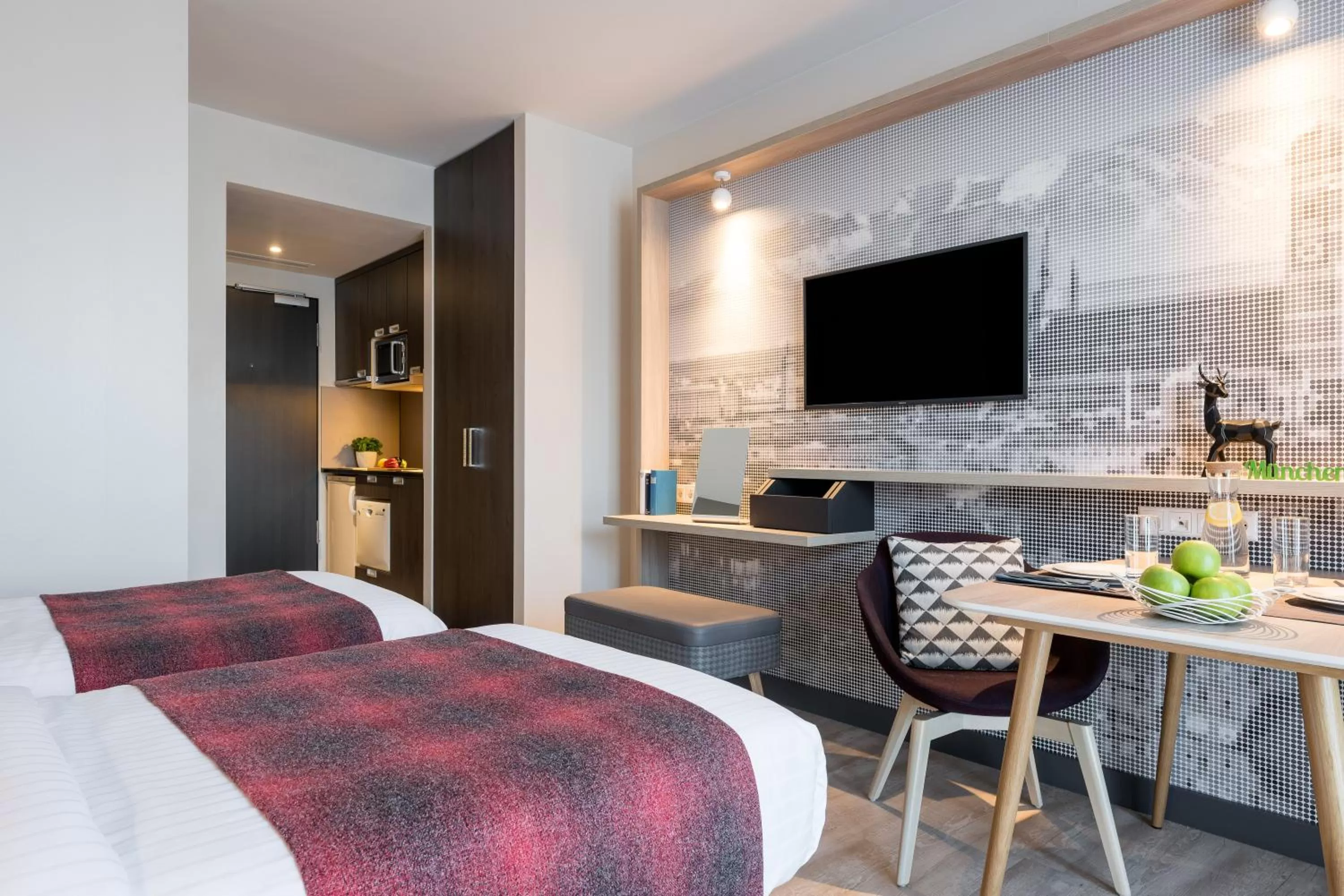 Kitchen or kitchenette, Bed in Citadines Arnulfpark Munich