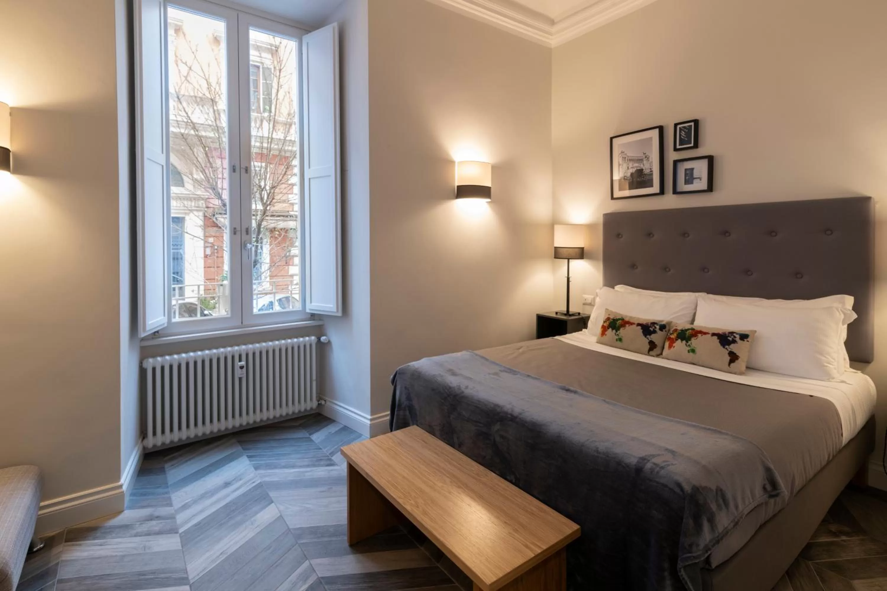 Photo of the whole room, Bed in Eccelso Hotel