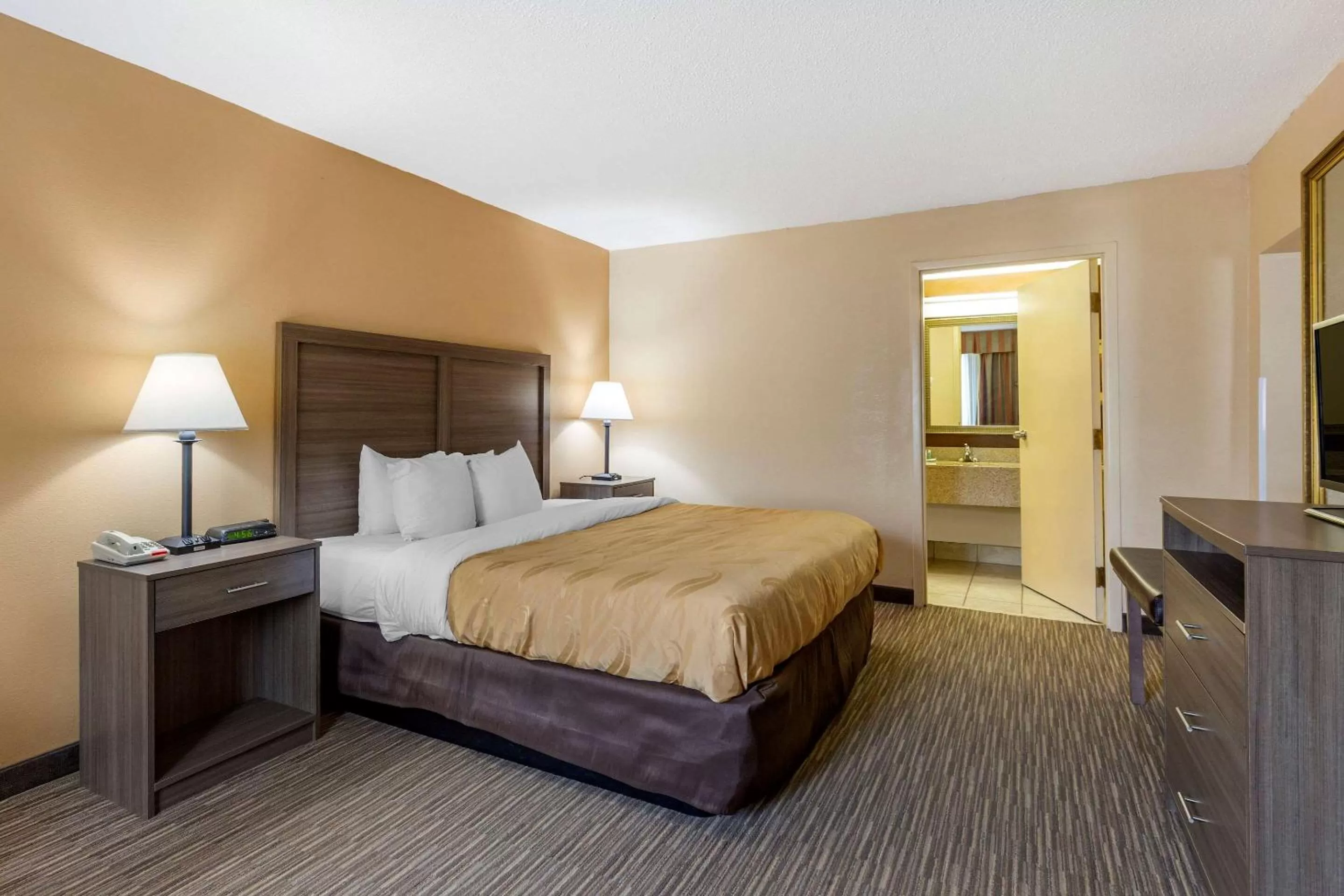 Bedroom, Bed in Quality Inn & Suites Hanes Mall