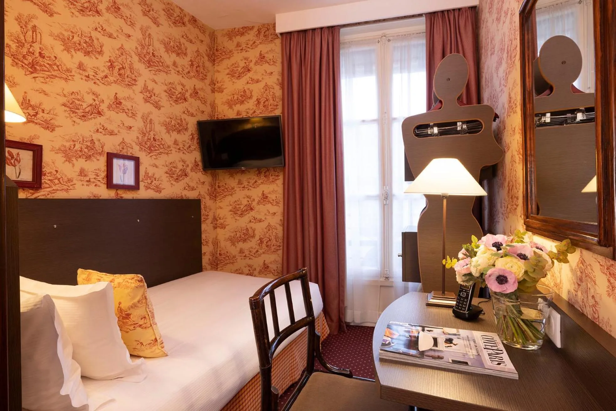 Photo of the whole room, Bed in Hotel Clément