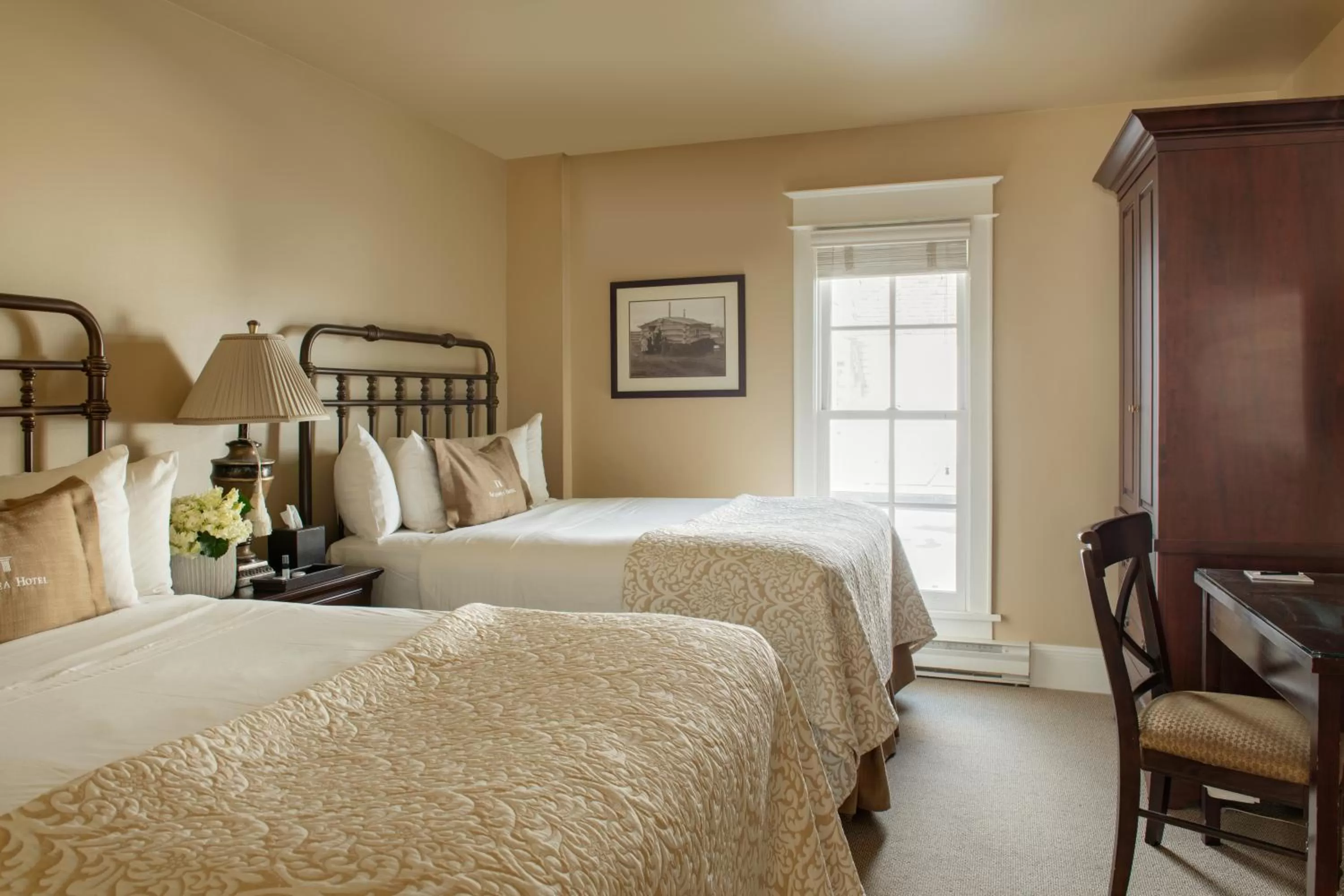 Bedroom, Bed in The Sacajawea Hotel