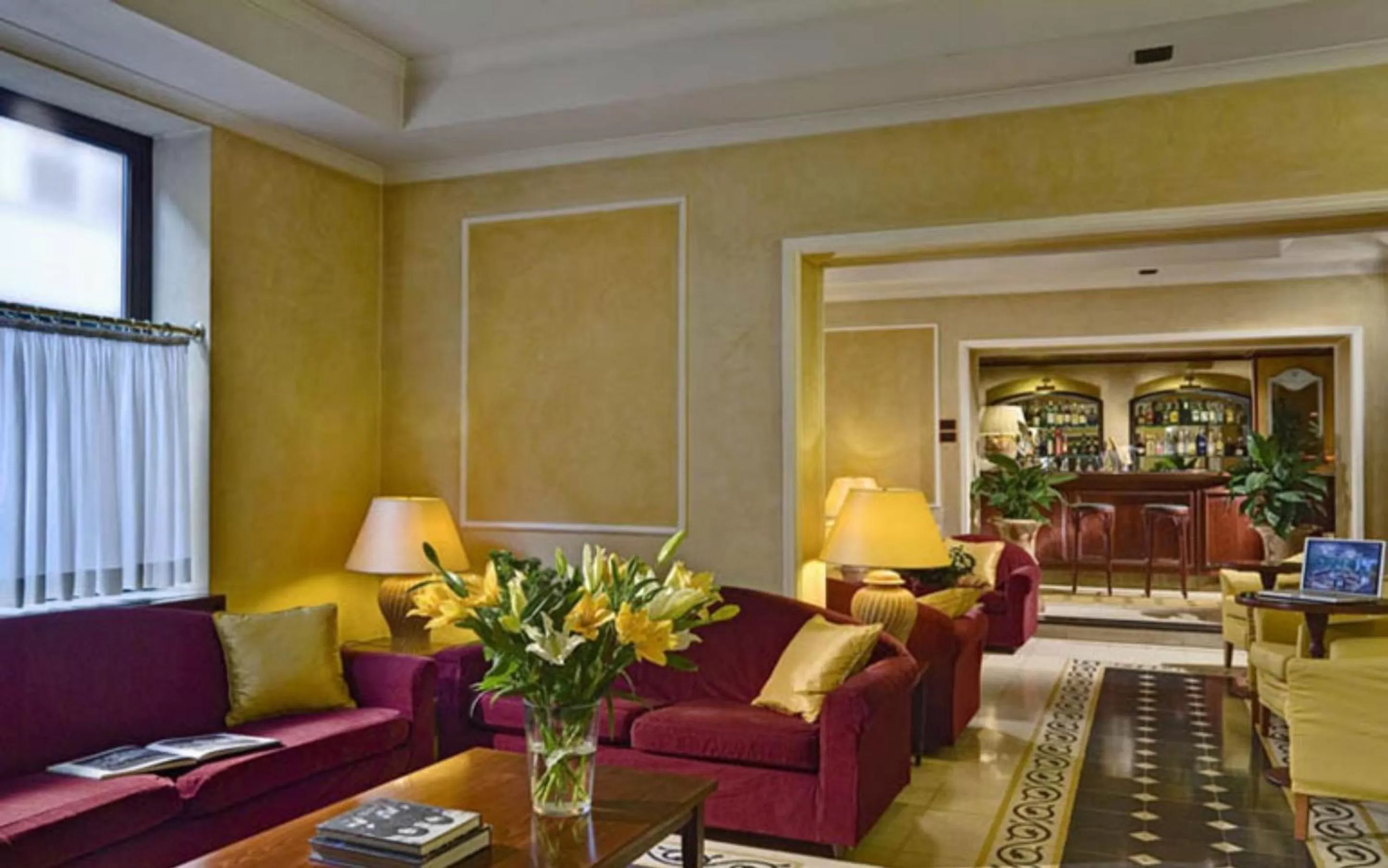 Lobby or reception in Corona D'Italia