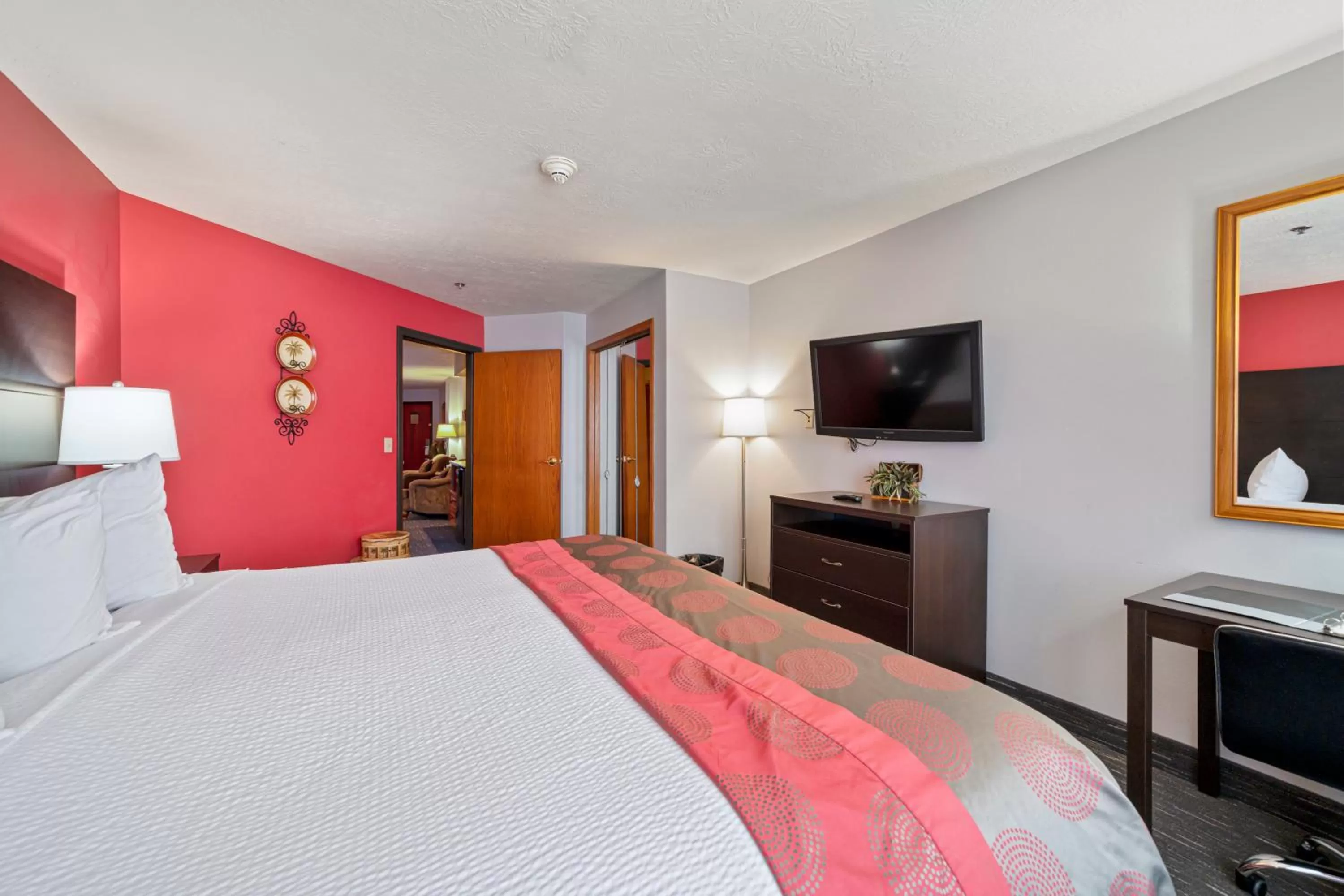 TV and multimedia, Bed in Ramada by Wyndham Sioux Falls Airport - Waterpark Resort & Event Center