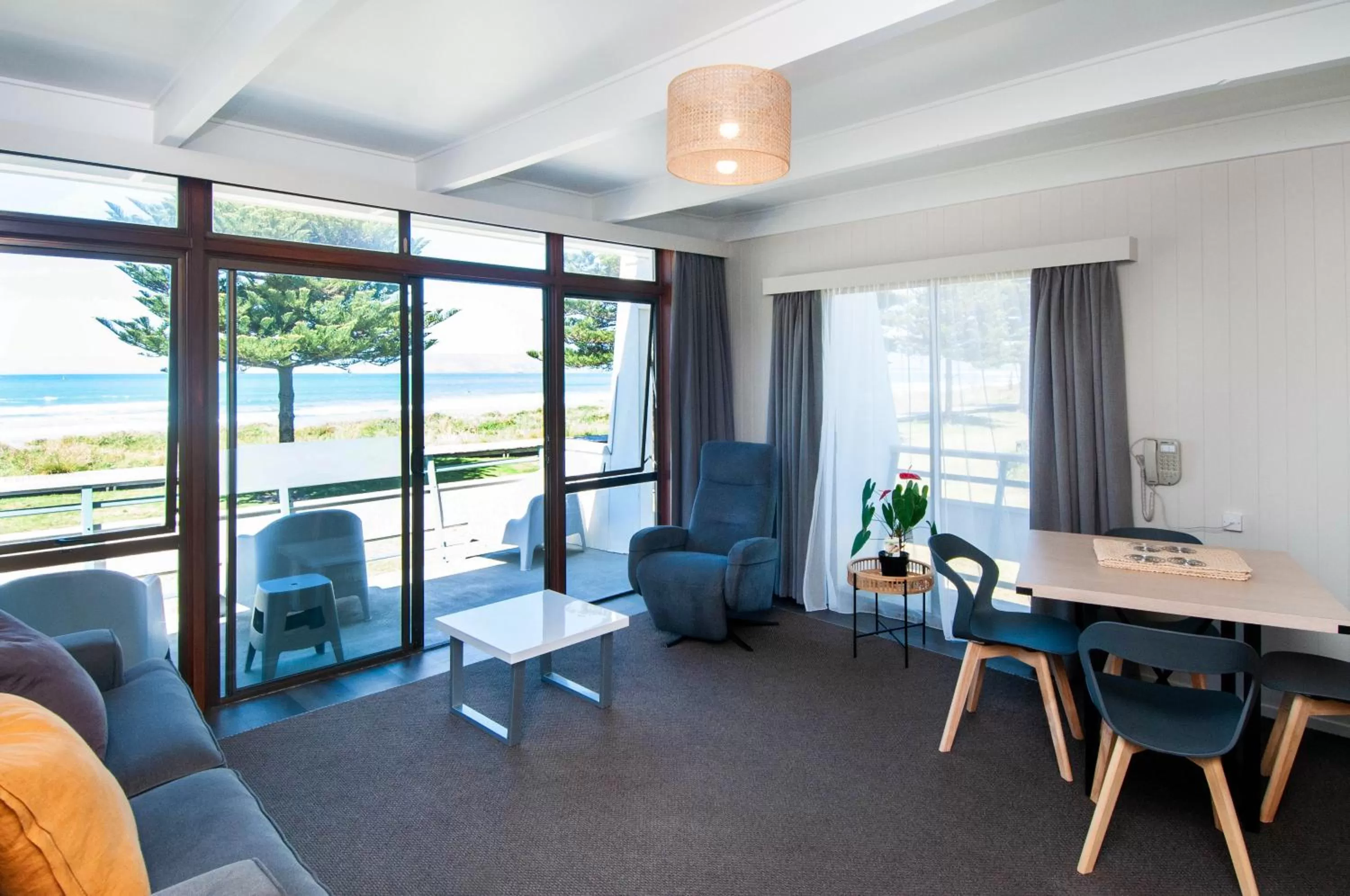 Whispering Sands Beachfront Motel