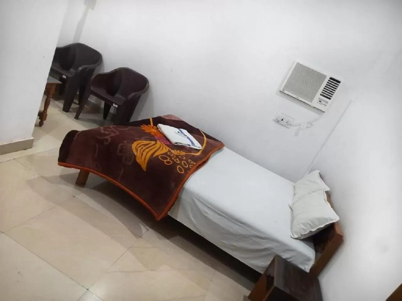 Bed in STAYMAKER Hotel Raj Ganga