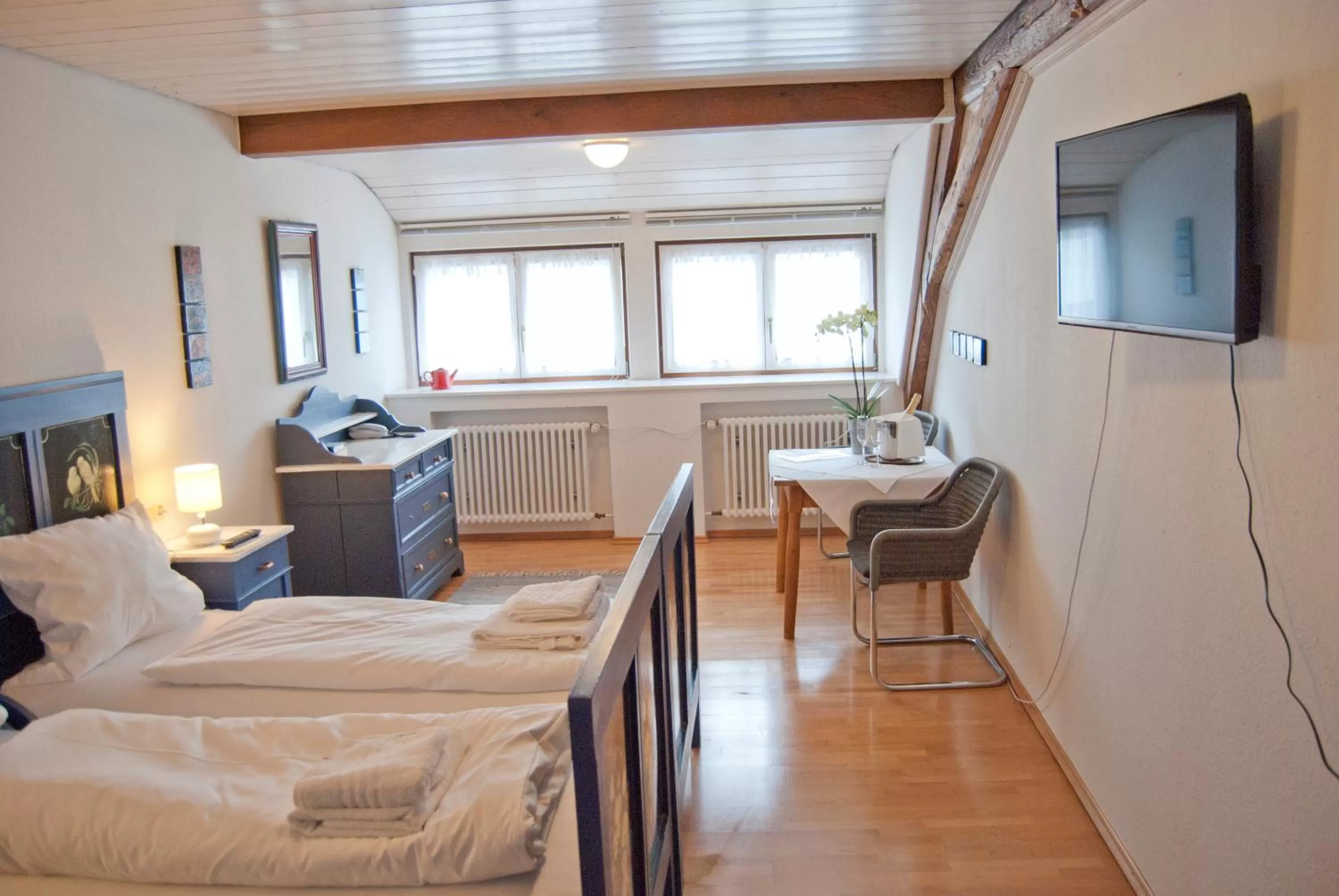 Photo of the whole room, Bed in Gasthaus zum Löwen - Restaurant Akropolis