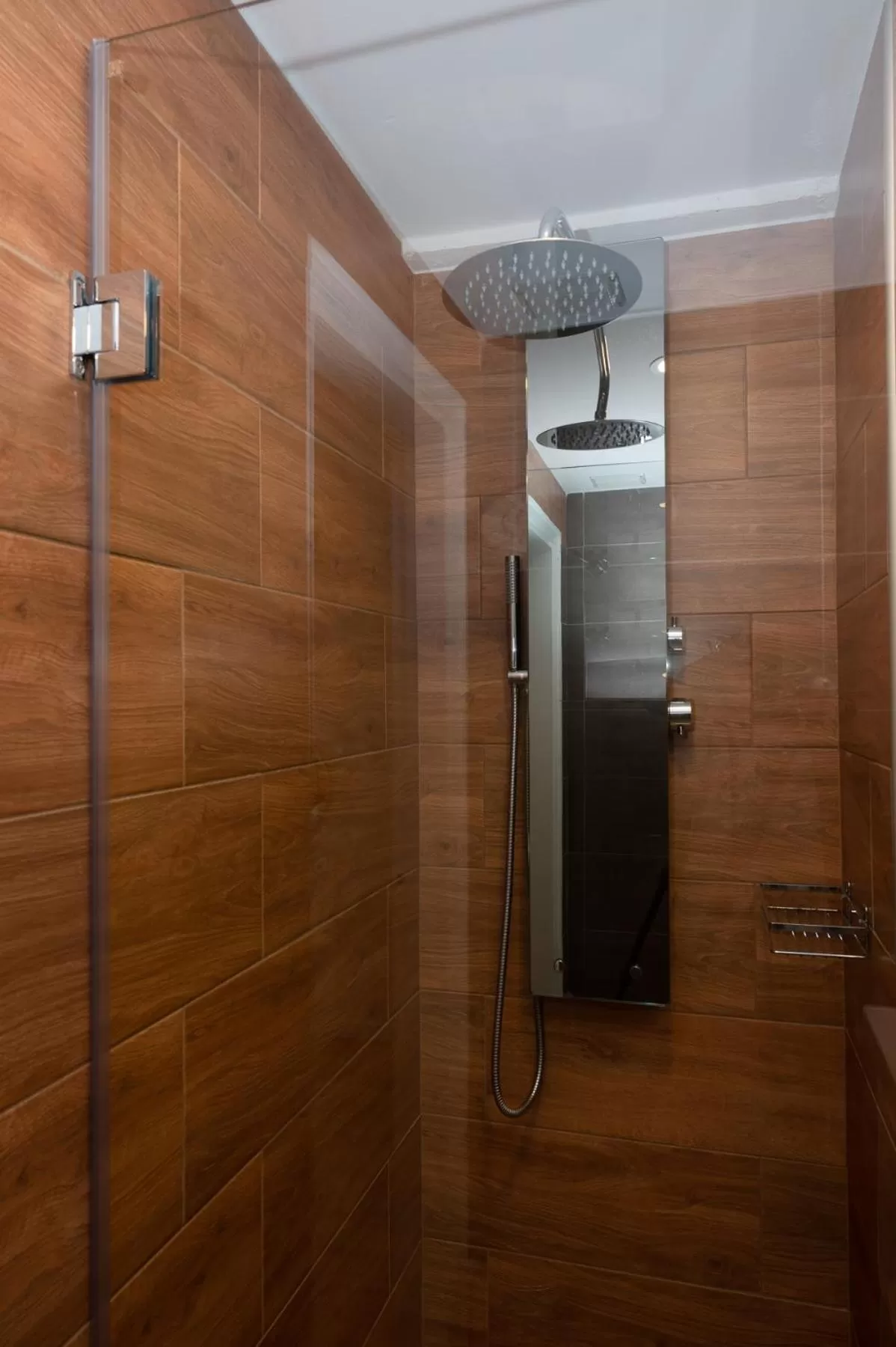 Shower in HOTEL_TIER