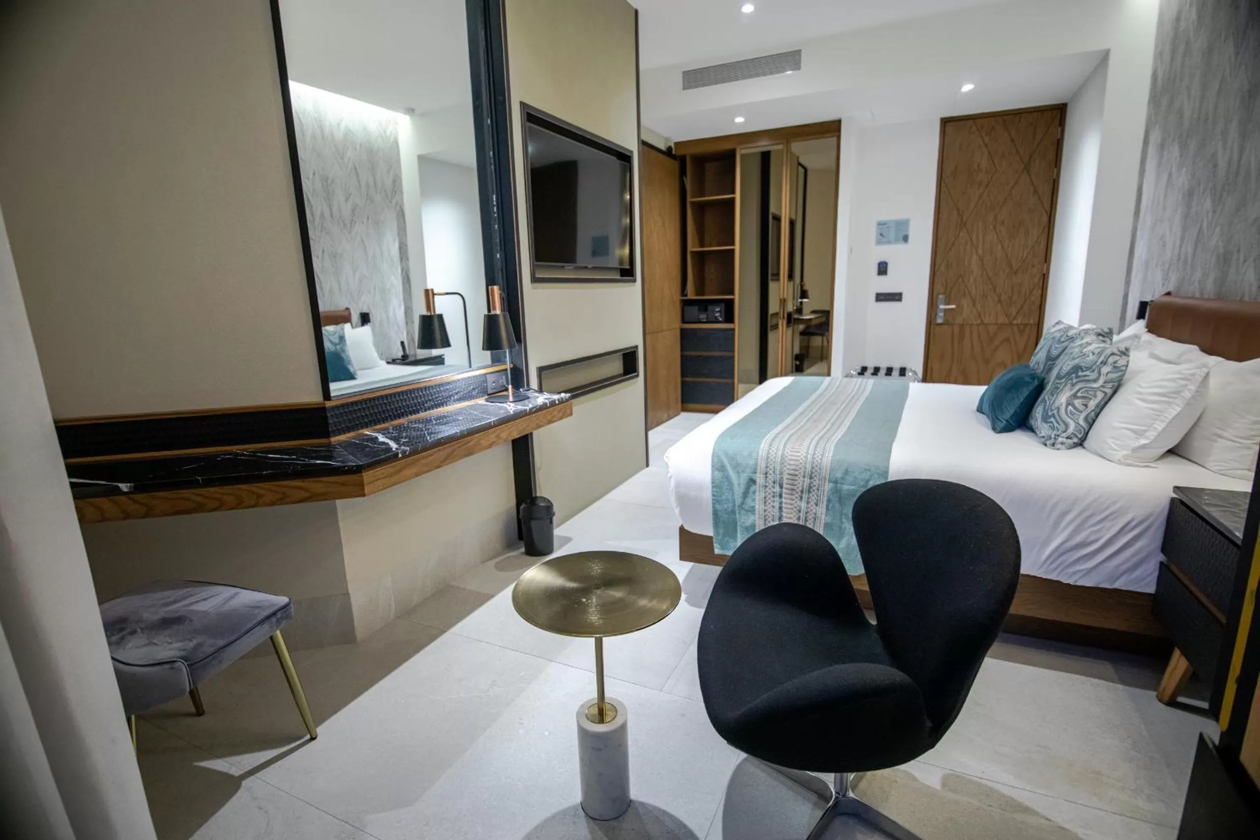 Seating area, Bed in Becquer Hotel Guadalajara