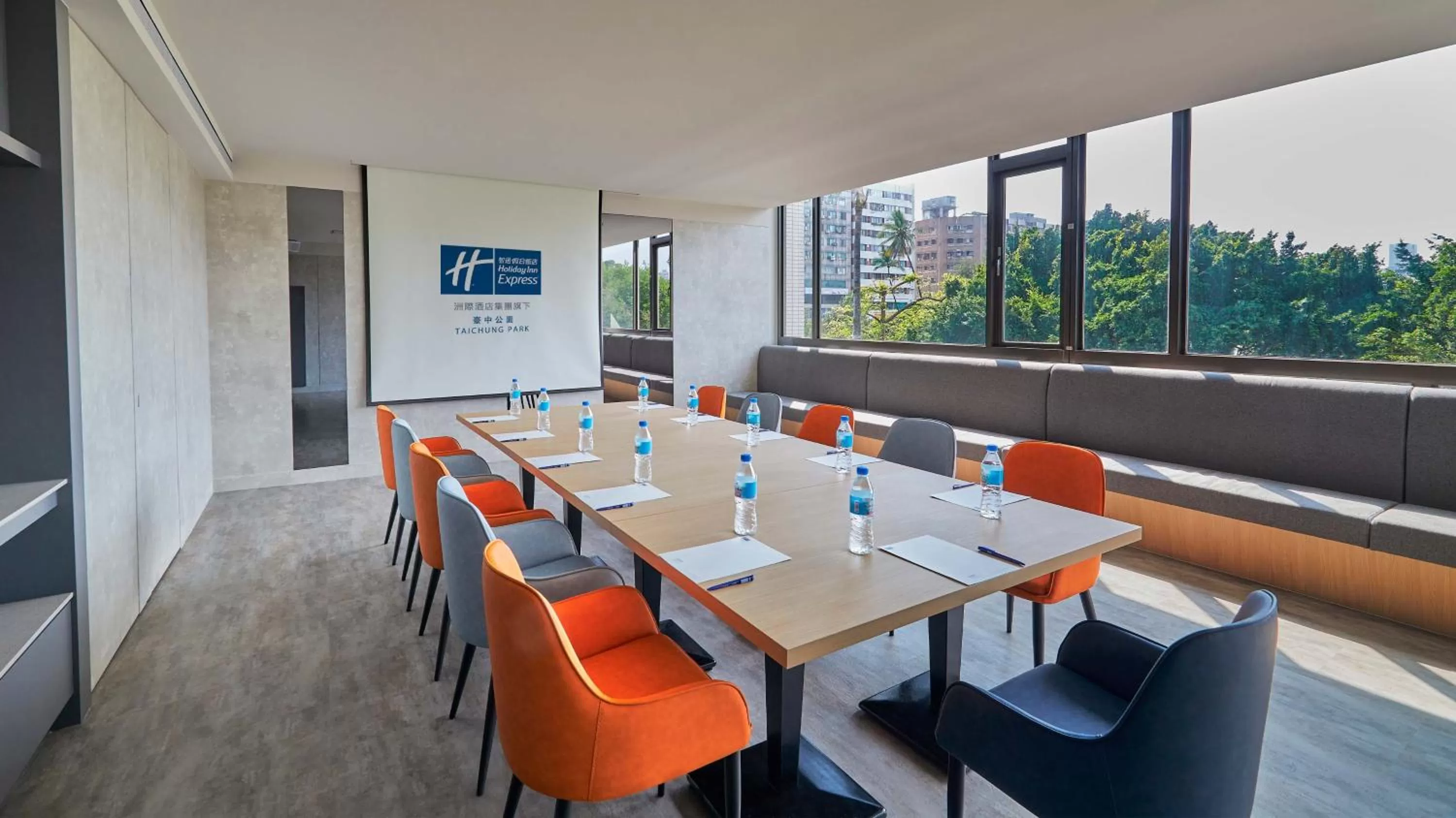Meeting/conference room in Holiday Inn Express Taichung Park by IHG